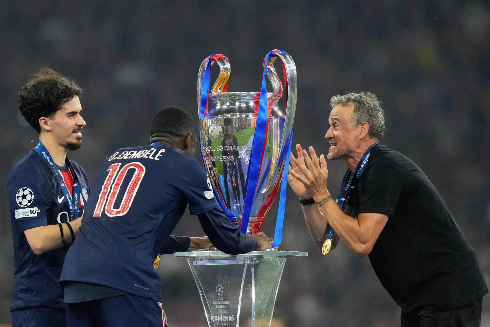 Luis Enrique, Vitinha y Ousmane Dembélé, con la Champions League.