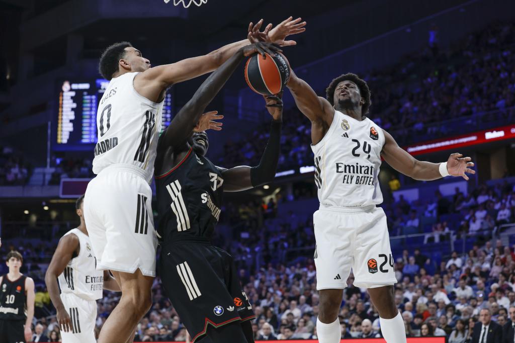 Trey Lyles y Andrés Feliz dificultan la entrada a canasta de Wenyen Gabriel.