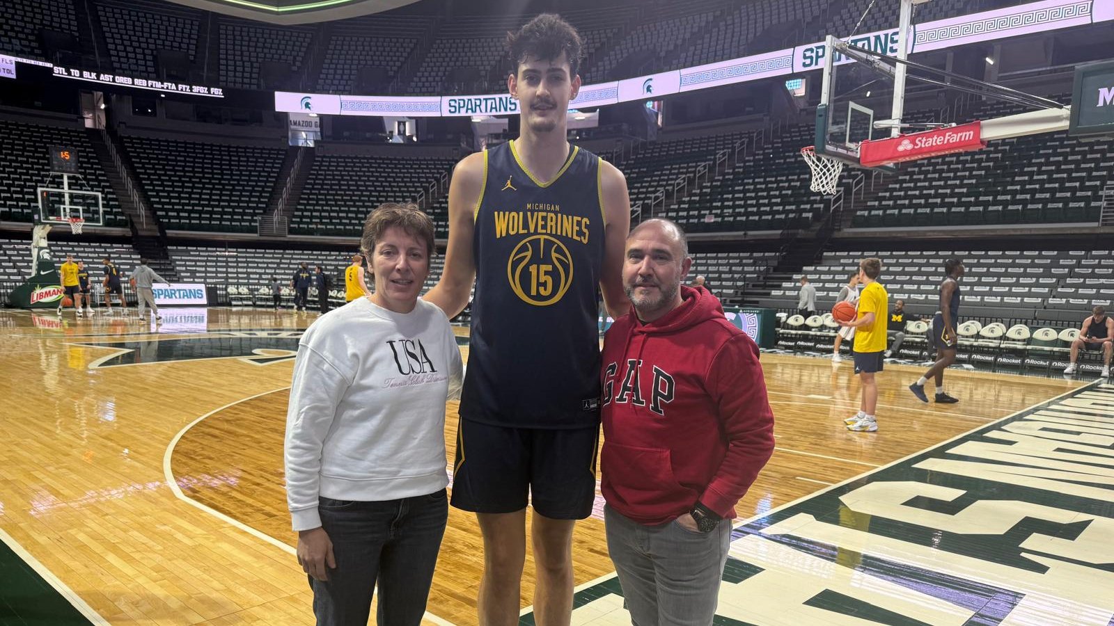 Mateo y Aguilar, con Mara en la universidad de Michigan.