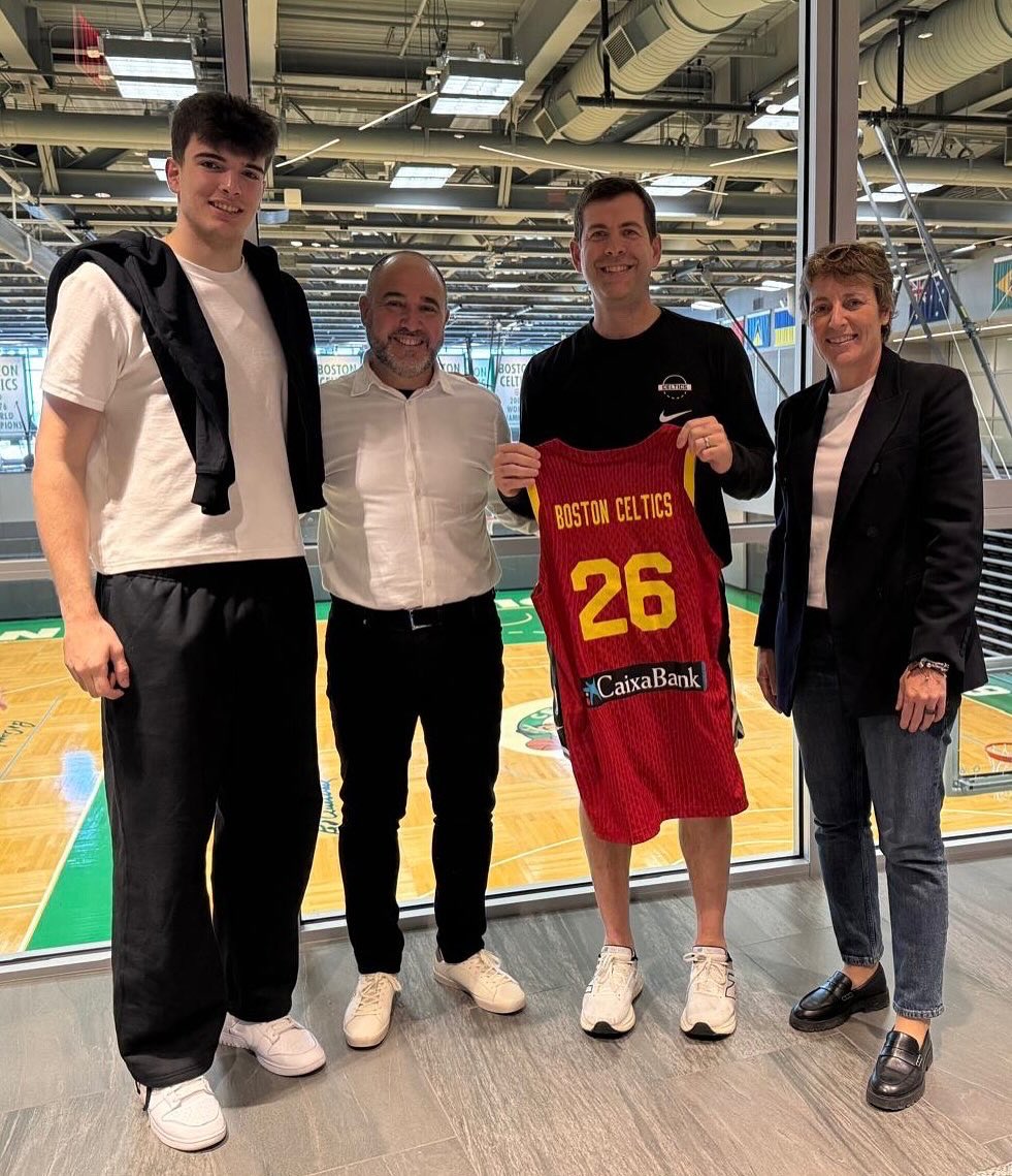 Aguilar y Mateo, en Boston, junto a Hugo González y Brad Stevens, GM de los Celtics.