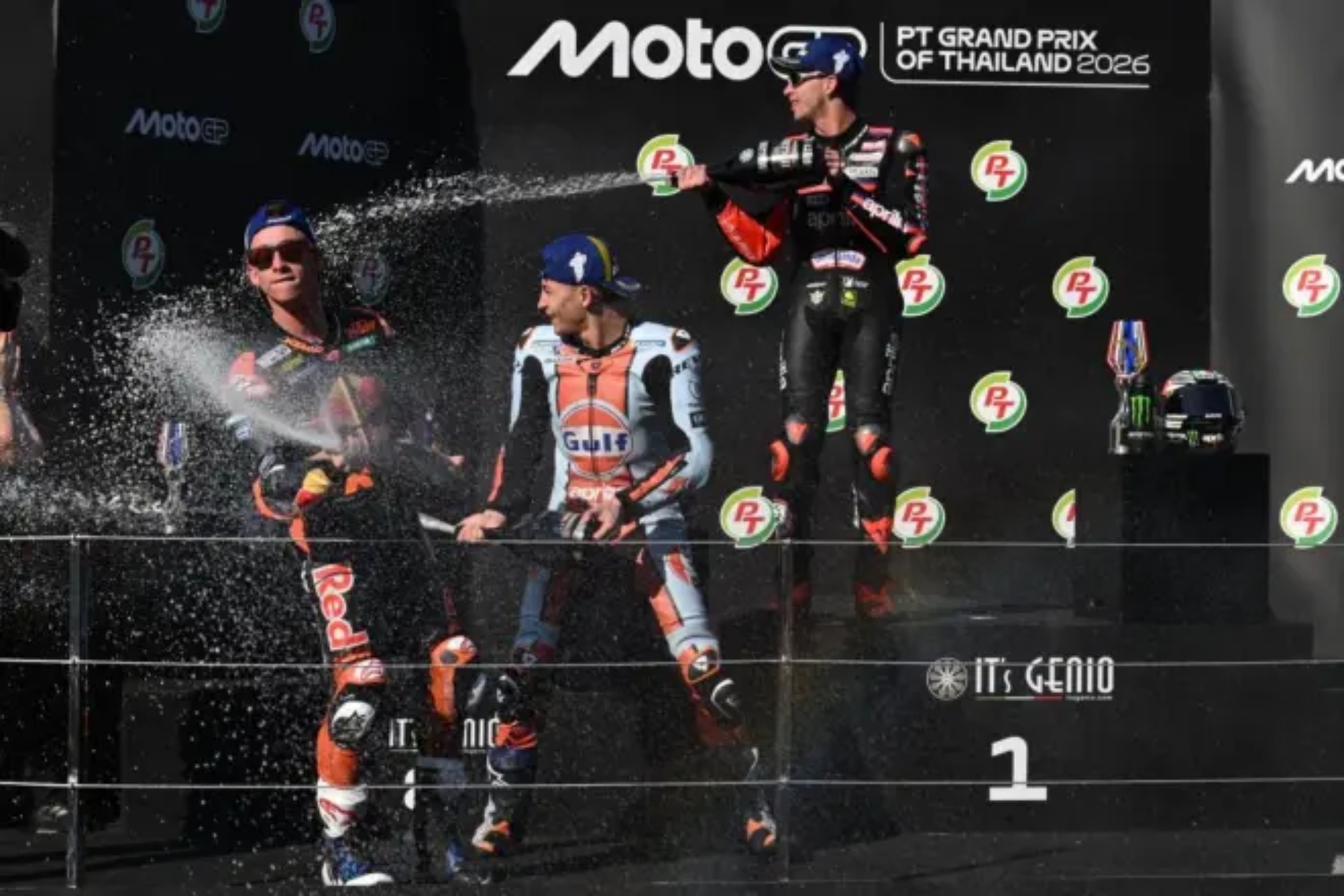 Acosta, en el podio con Raúl Fernández y Bezzecchi Los dos pilotos españoles celebran con champán junto al italiano Bezzecchi el primer podio de la temporada. Laprese Actualizado: 01/03/2026 12:30 horas