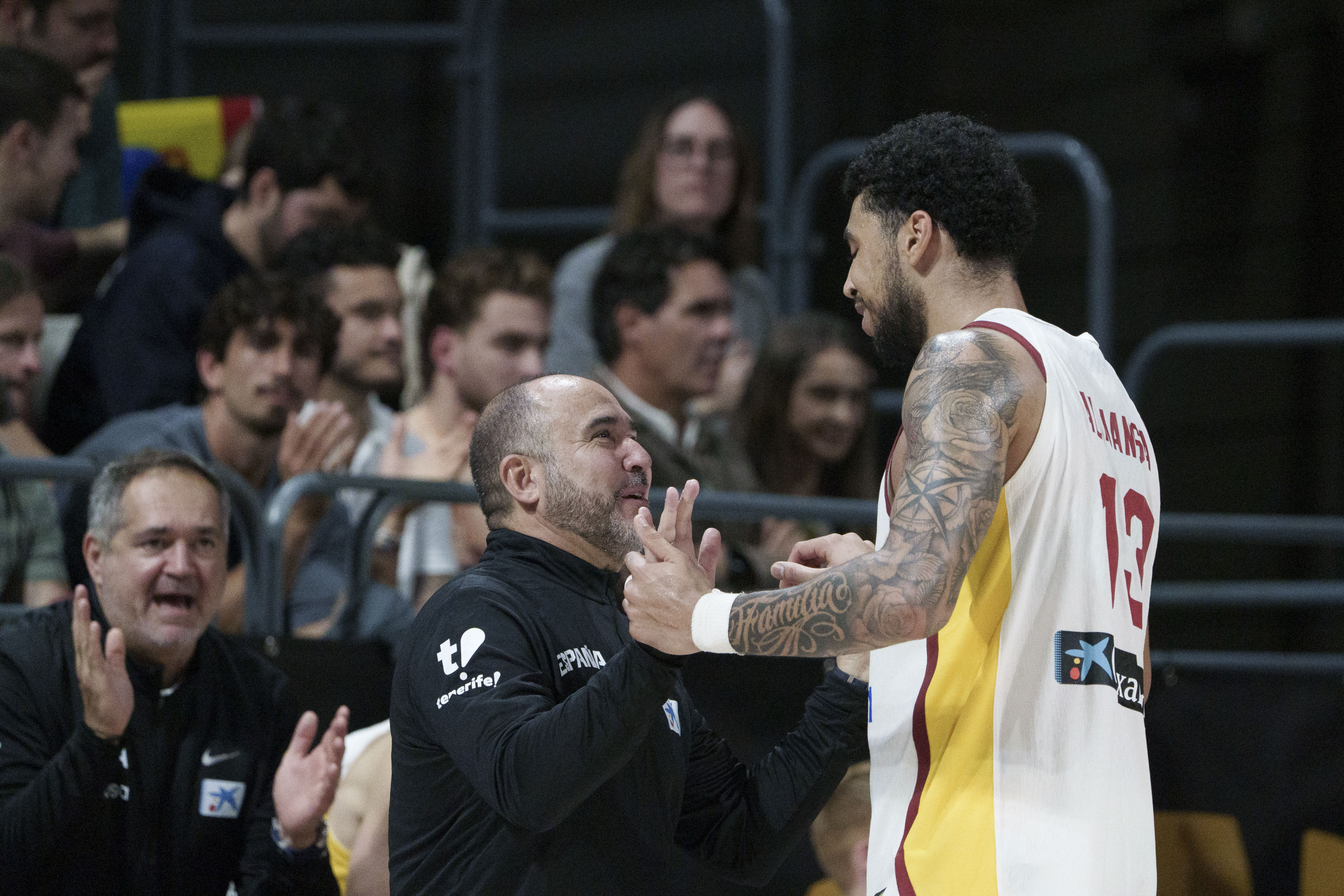 Chus Mateo felicita a Almansa durante el partido de las Ventanas disputado en Tenerife.