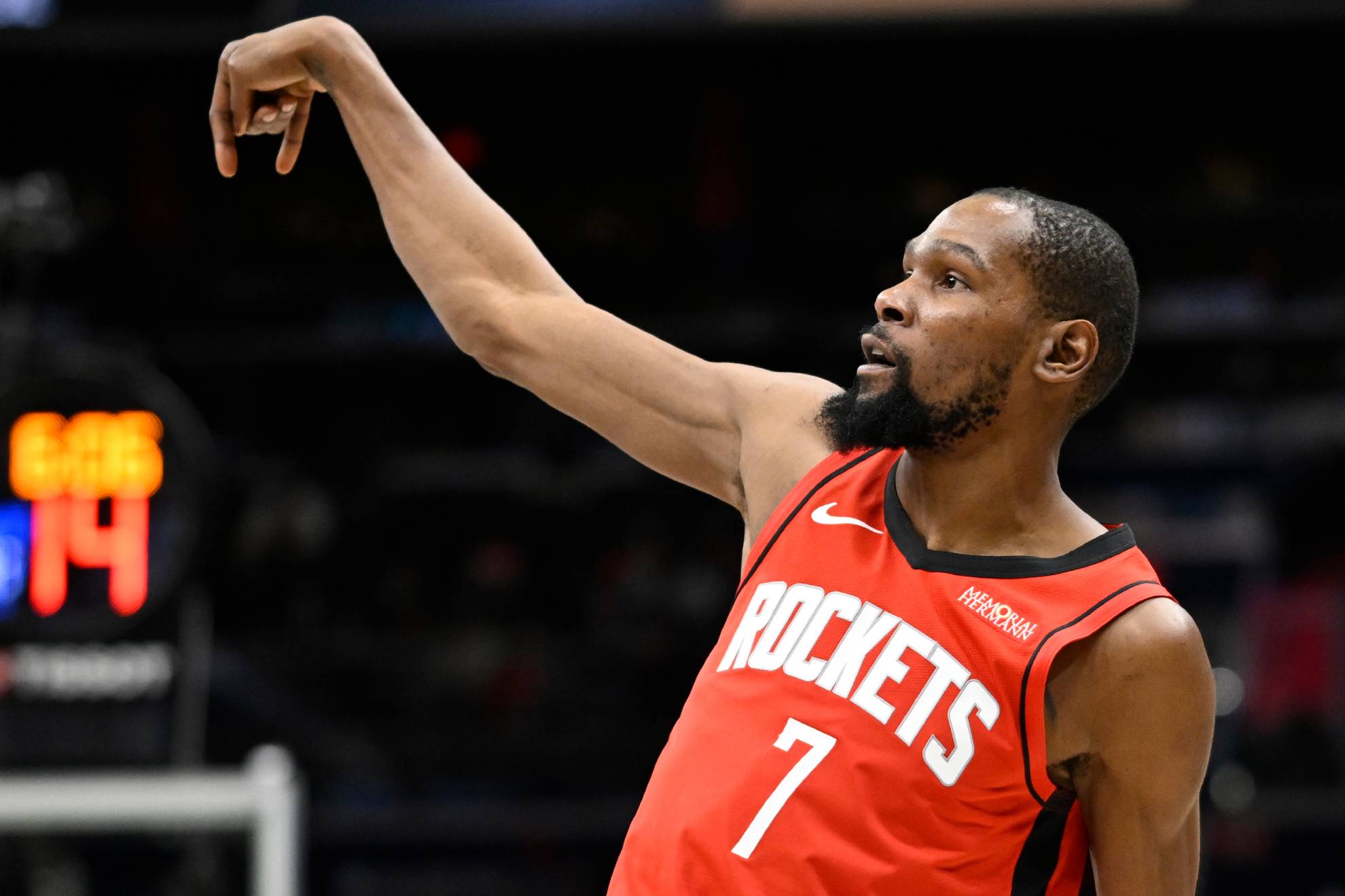 Kevin Durant mete 30 puntos en su carrera anotadora con Michael Jordan para derrocar a 'Air'