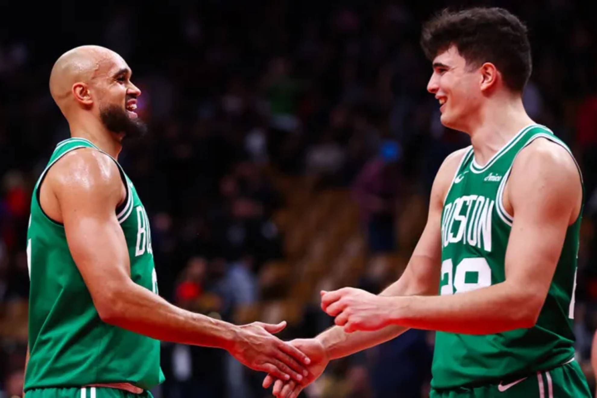 Hugo González saluda a Derrick White.