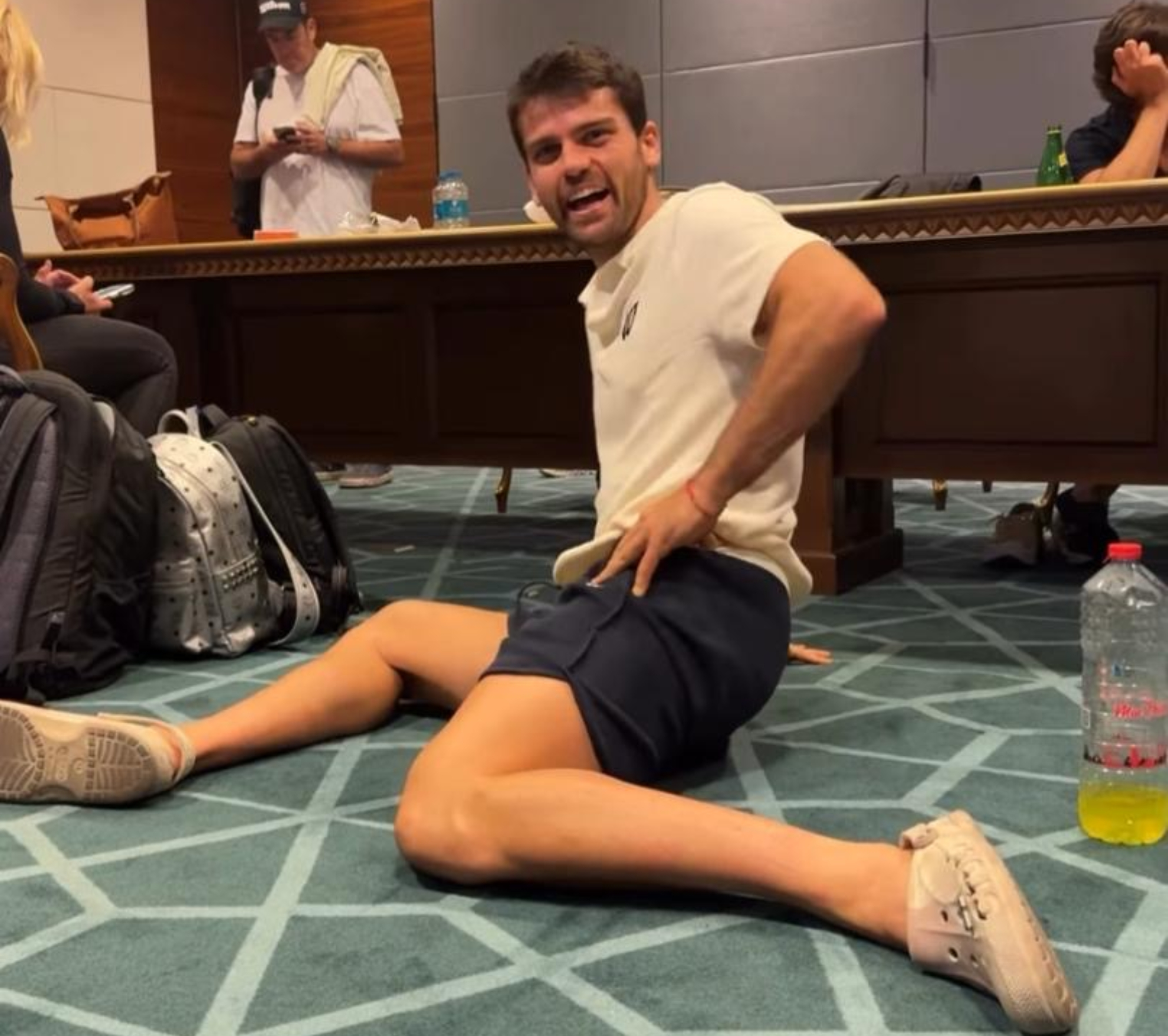 Garrido estirando en el aeropuerto.