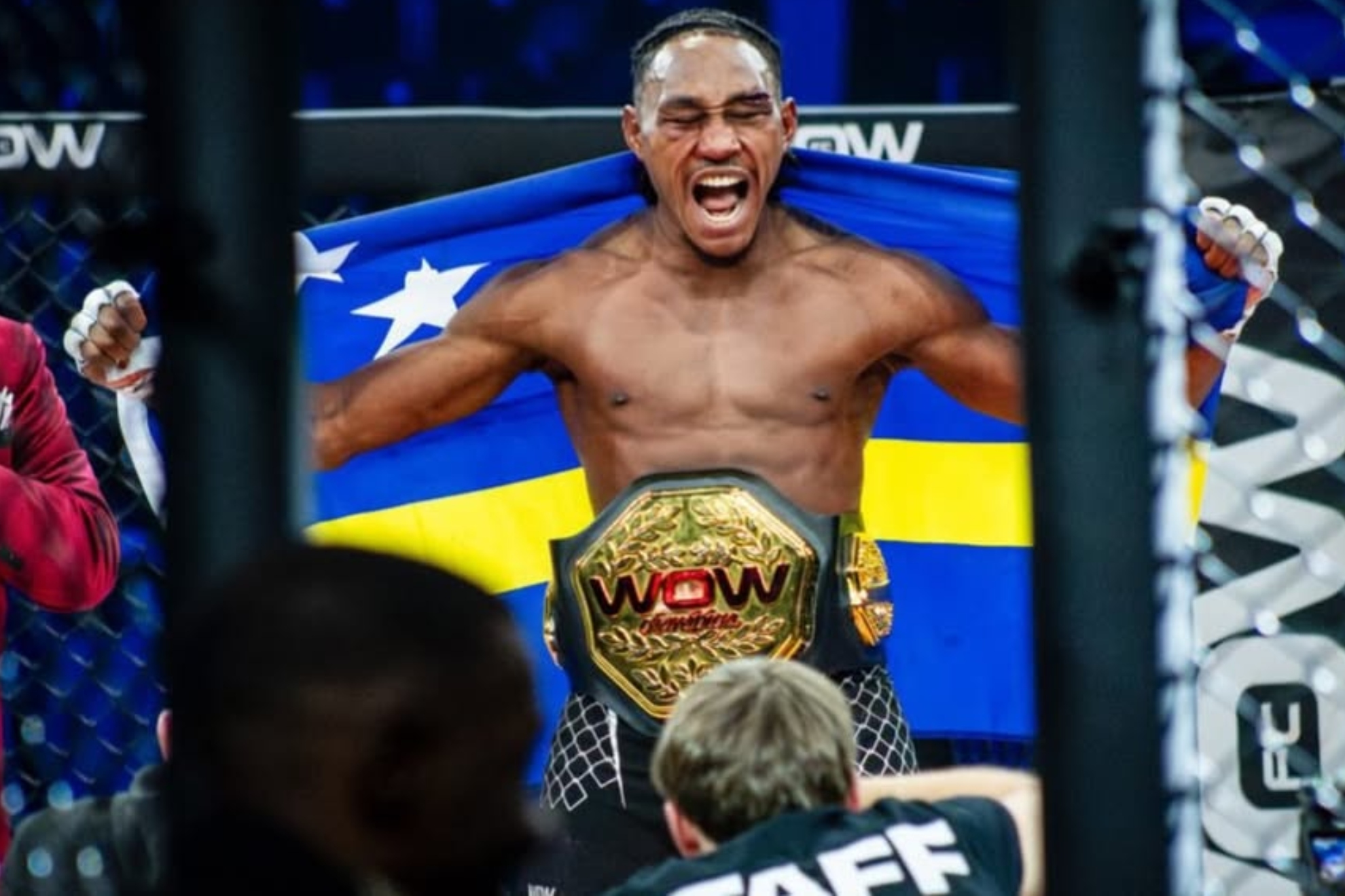 Brian Hooi, campeón del peso ligero de WOW.
