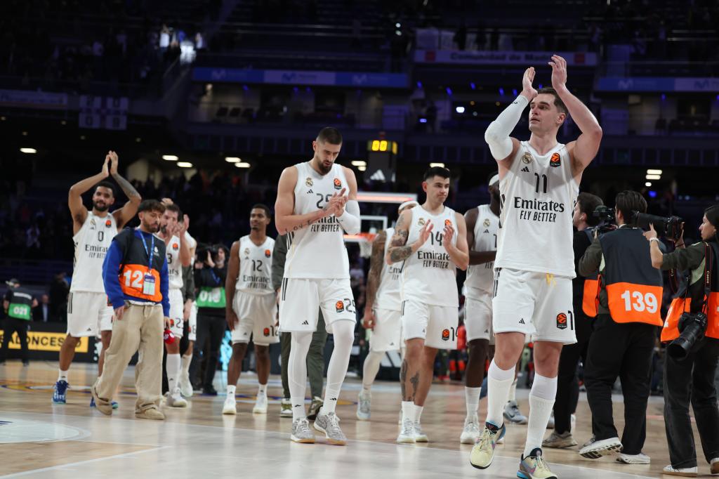 Los jugadores del Real Madrid aplauden a su afición.