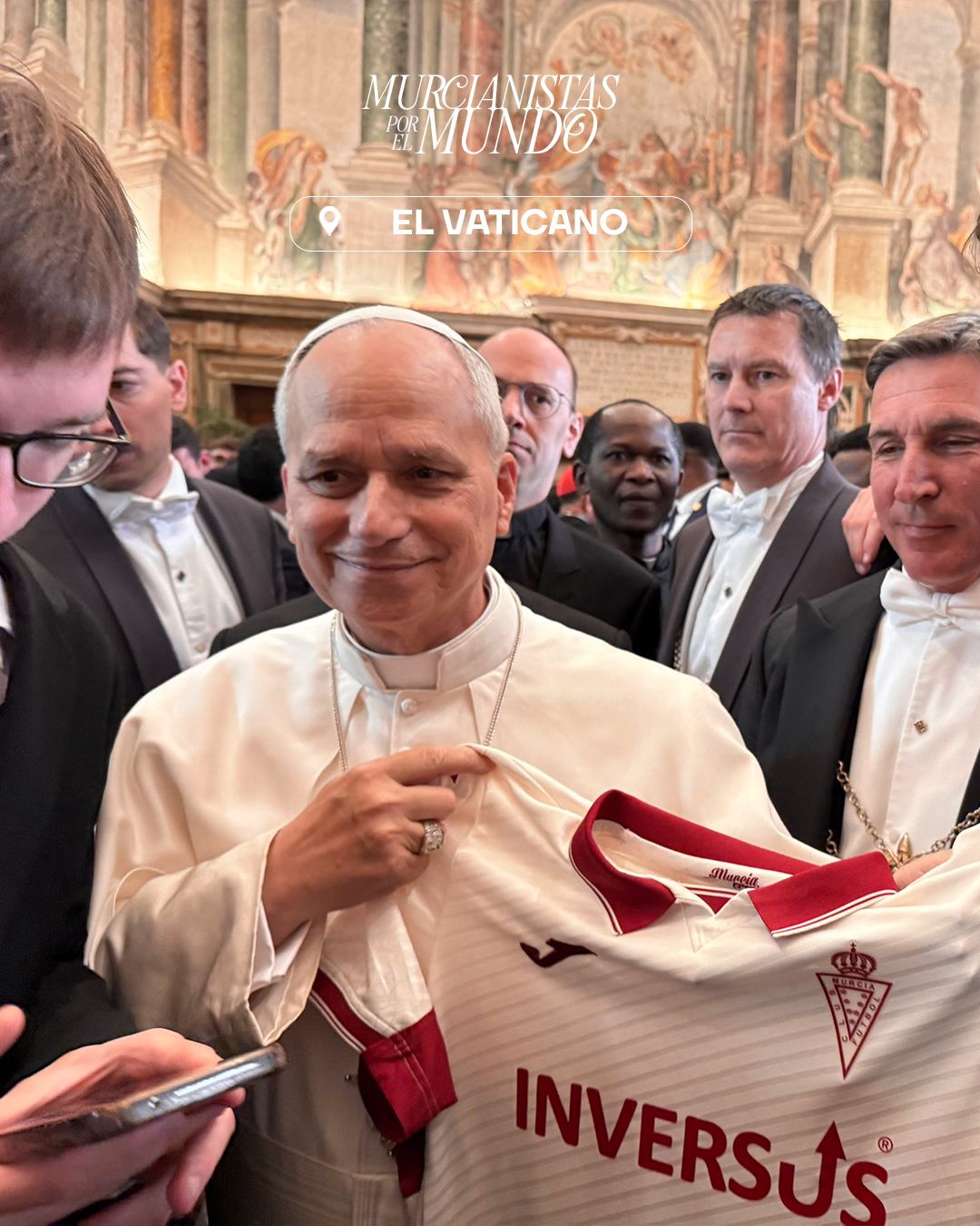 El Papa León XIV posa con la camiseta del Murcia.