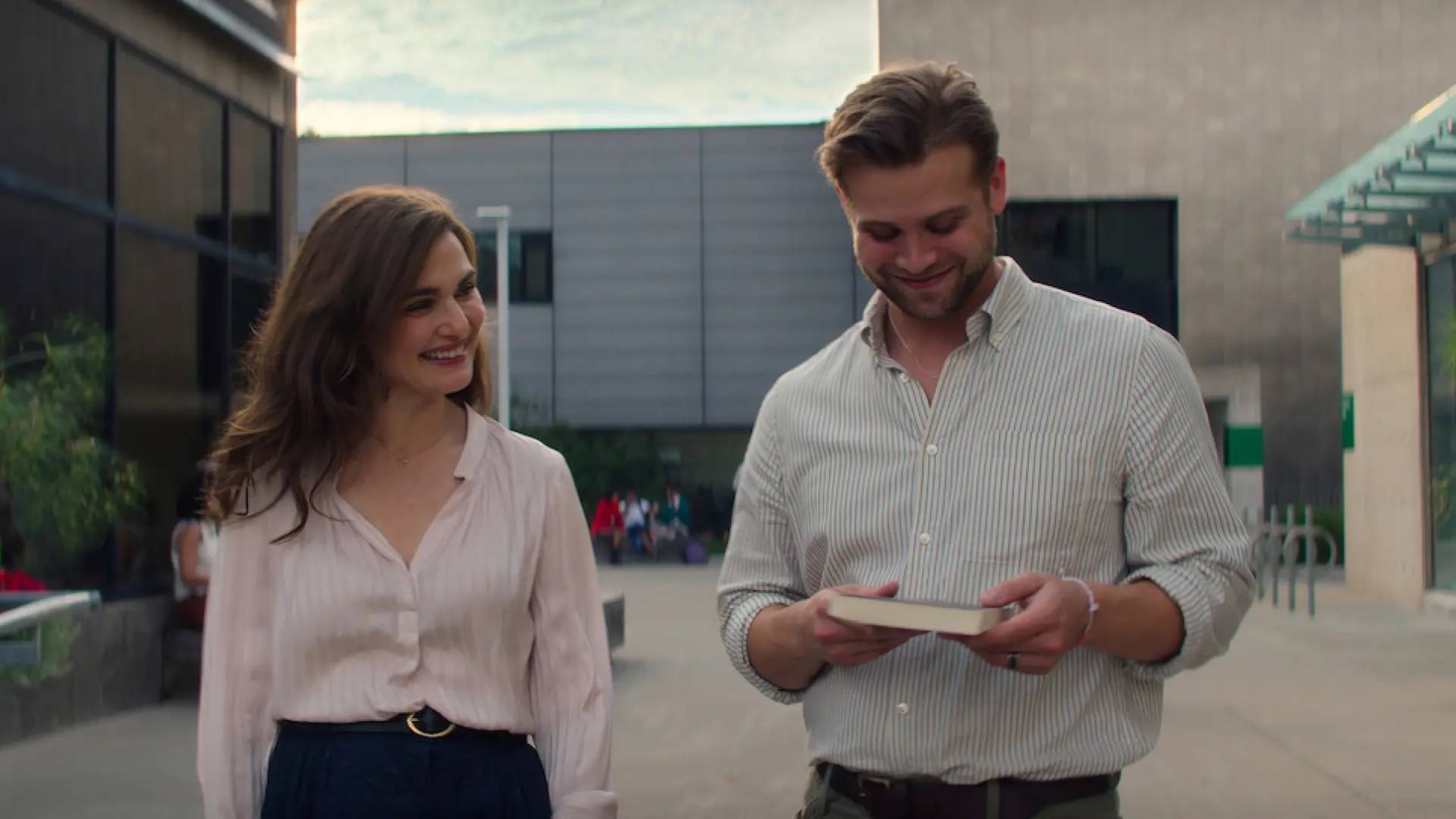 Rachel Weisz y Leo Woodall.