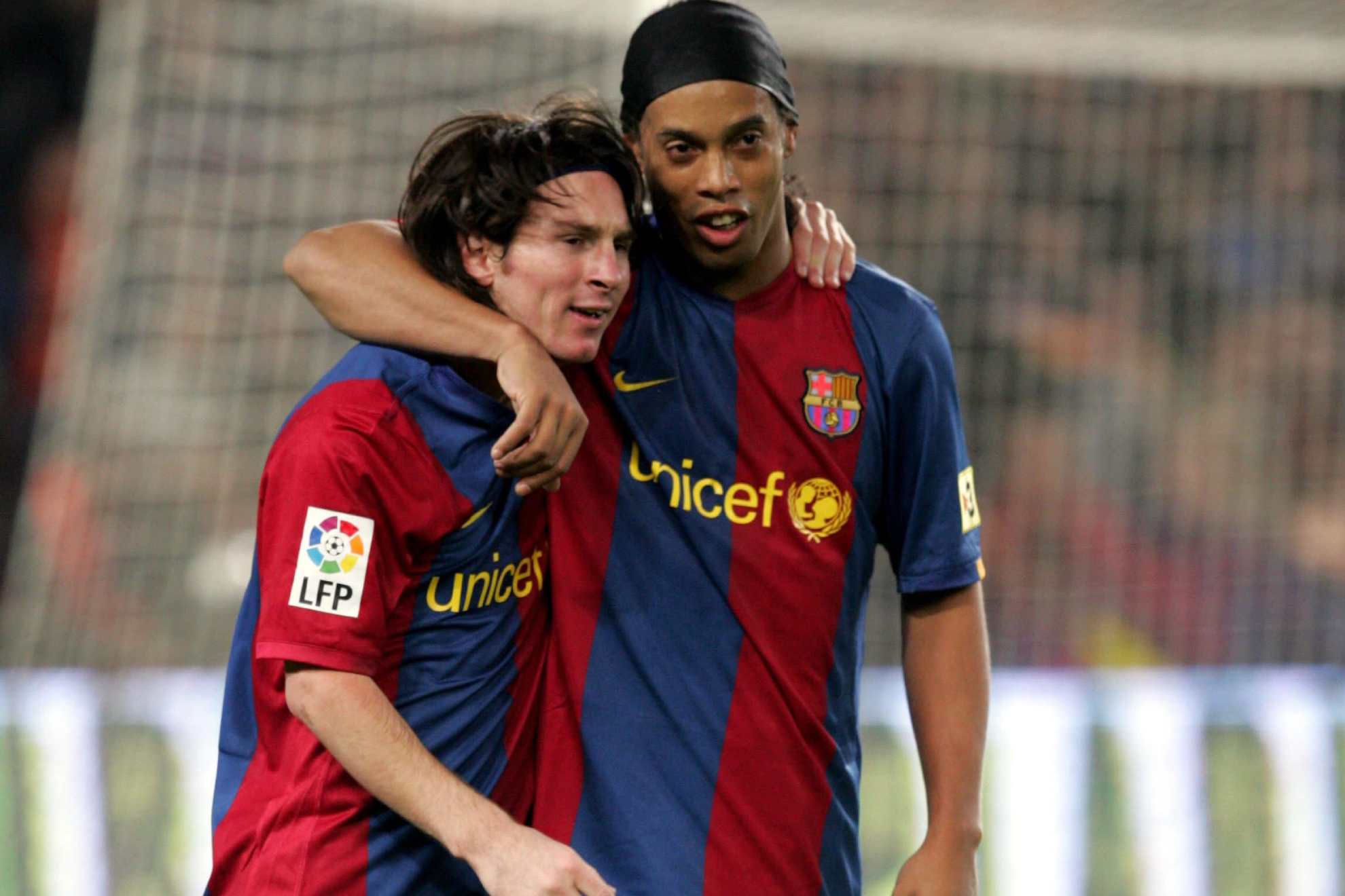 Messi y Ronaldinho festejan un gol durante su etapa juntos