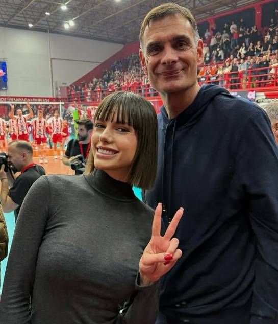 Marigona Gona pozon me Giorgios Bartzokas, trajnerin e Olympiacos.
