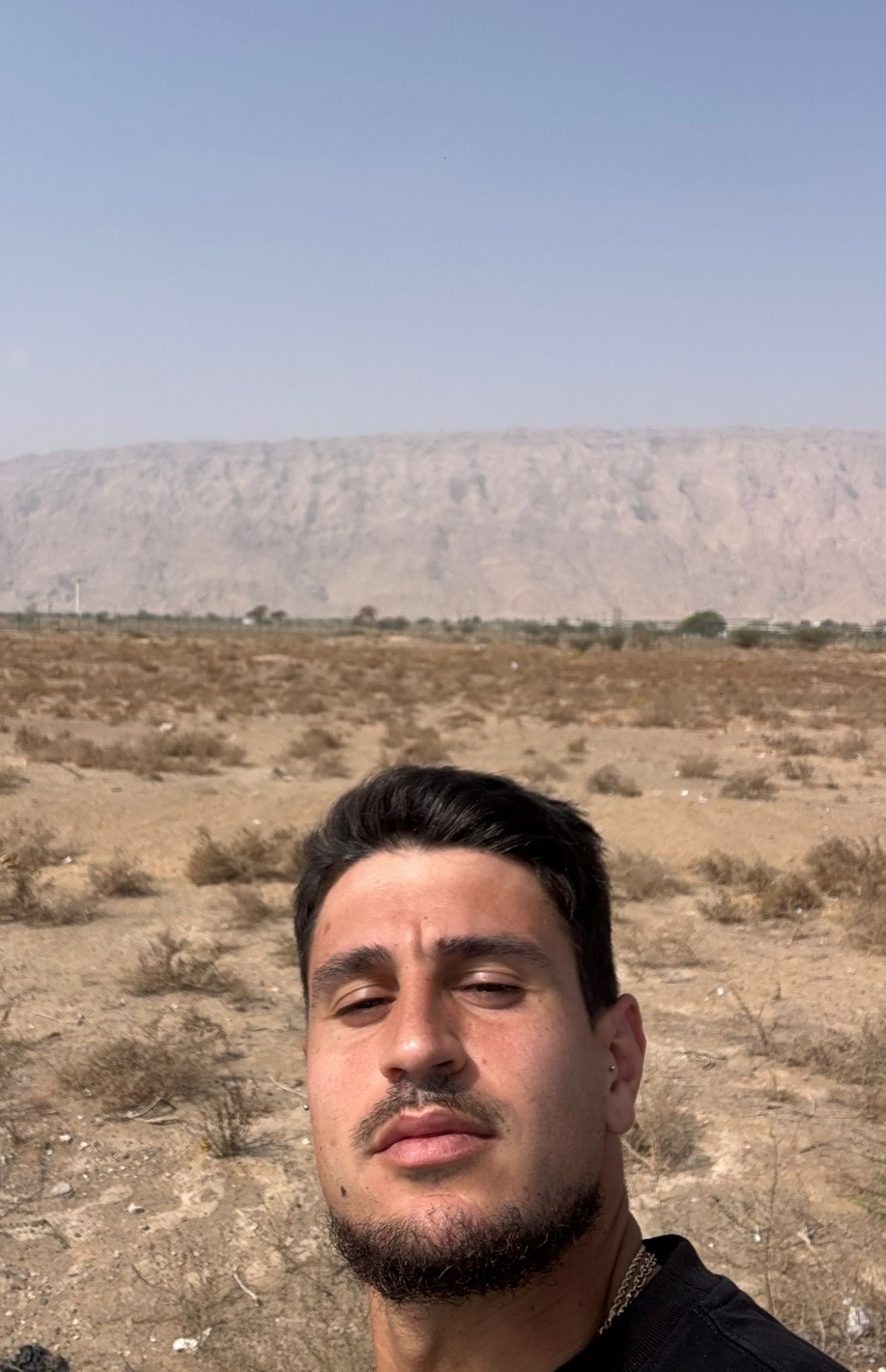 Imanol López, al lado de la frontera que separa Emiratos Árabes y Omán.