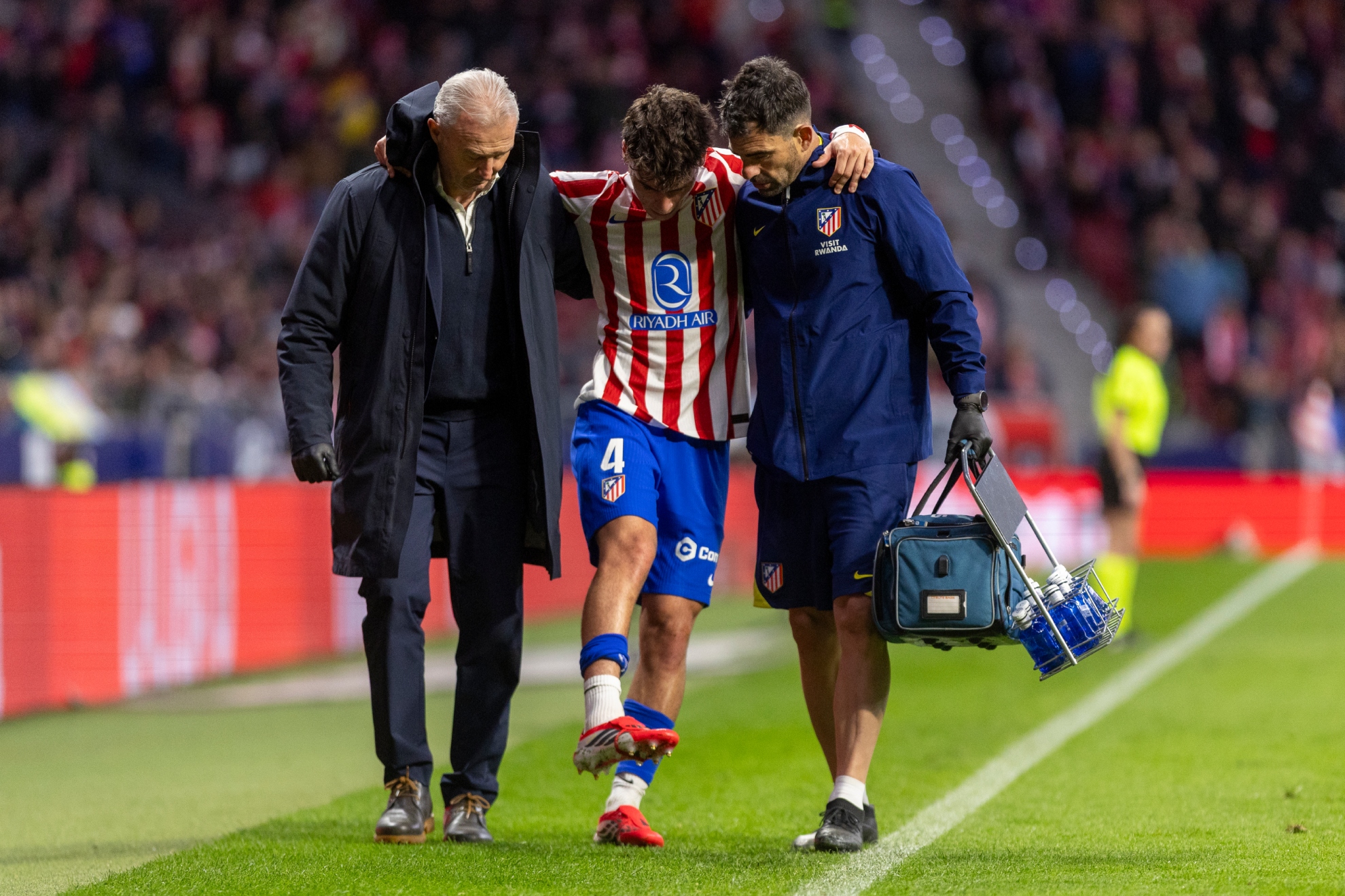 Mendoza se retira del terreno de juego acompañado por el Dr. Celada.