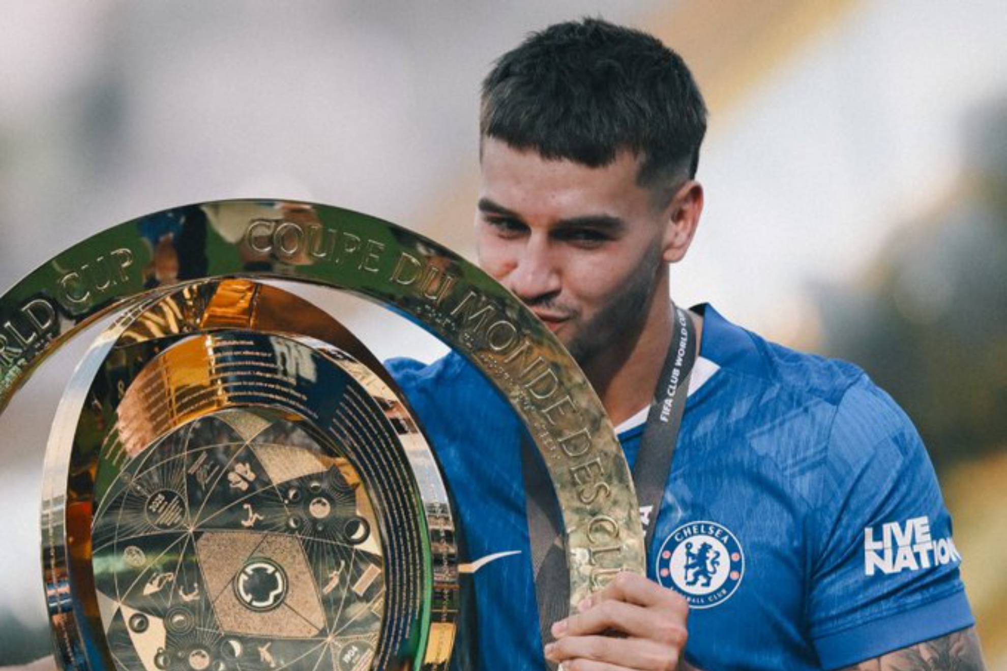 Marc Guiu besa el trofeo del Mundial de Clubes