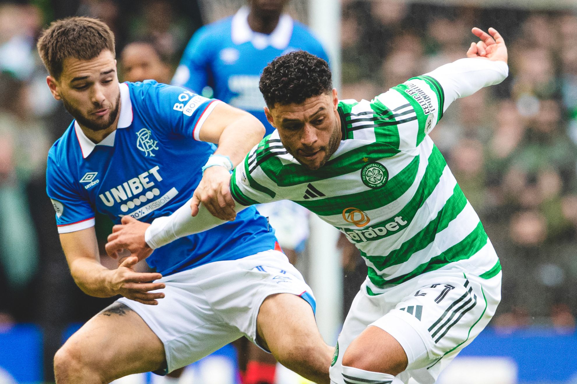 Oxlade-Chamberlain disputa un balón con Raskin