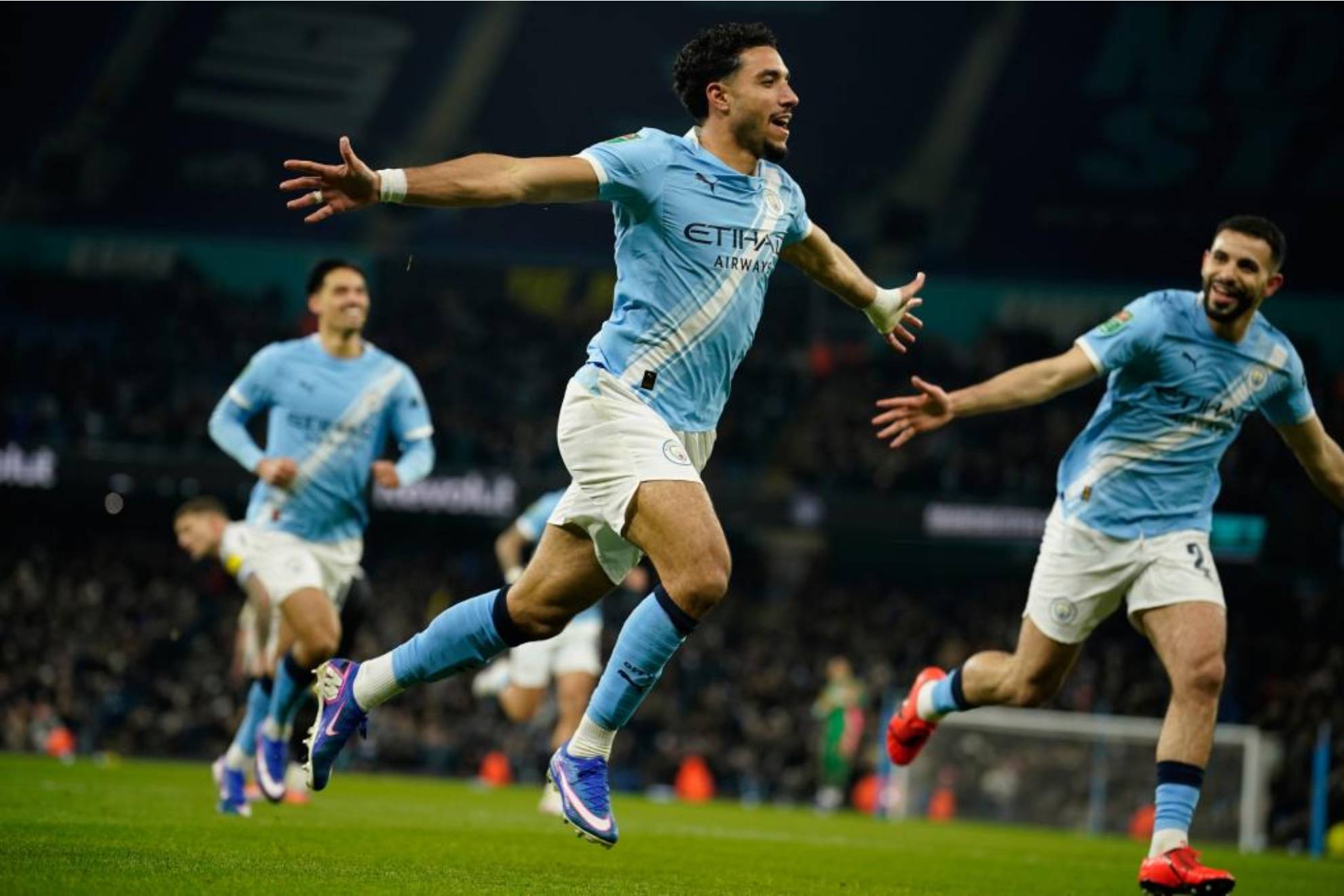 Marmoush celebra uno de sus goles