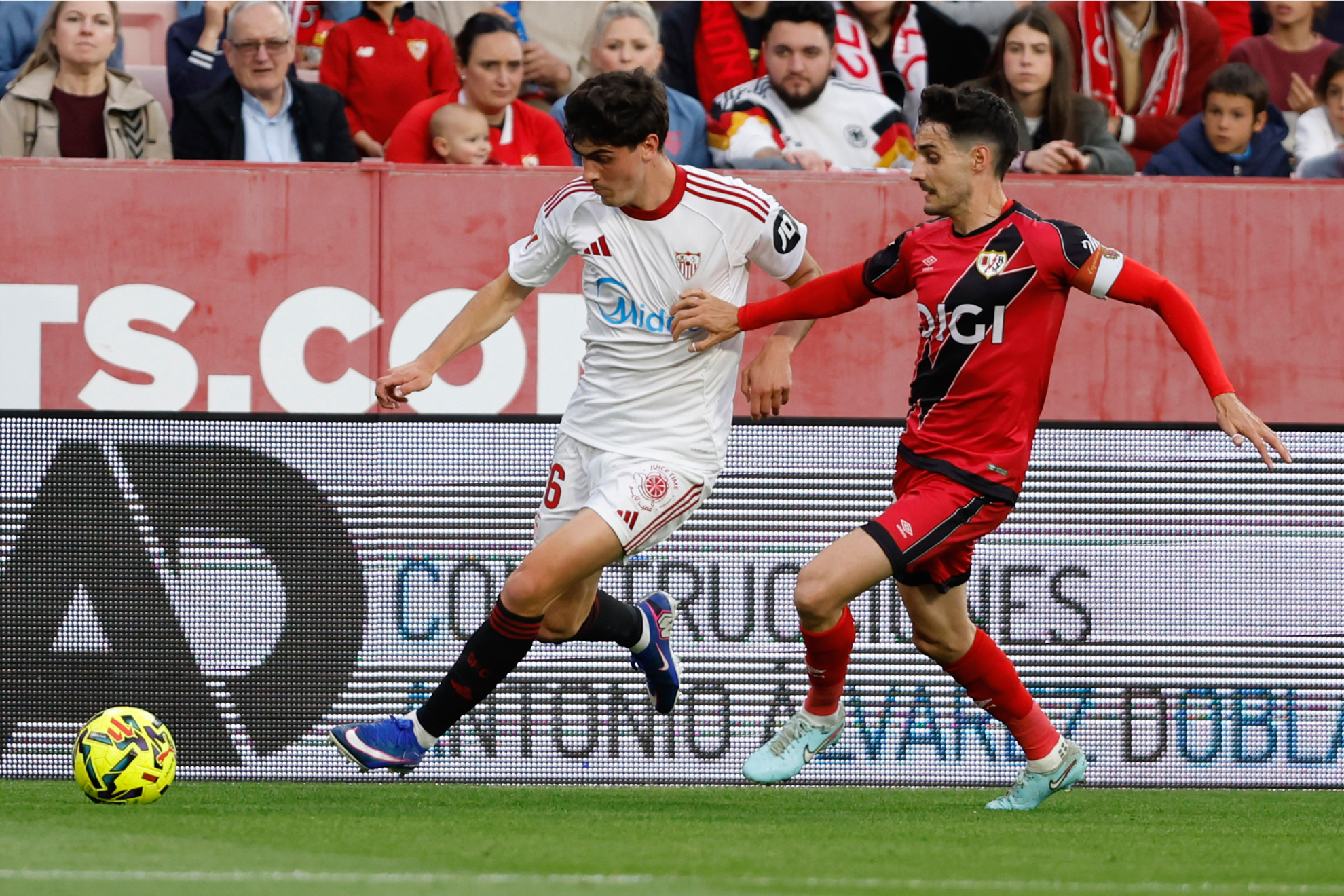 Juanlu Sánchez disputa el balón en el partido frente al Rayo.
