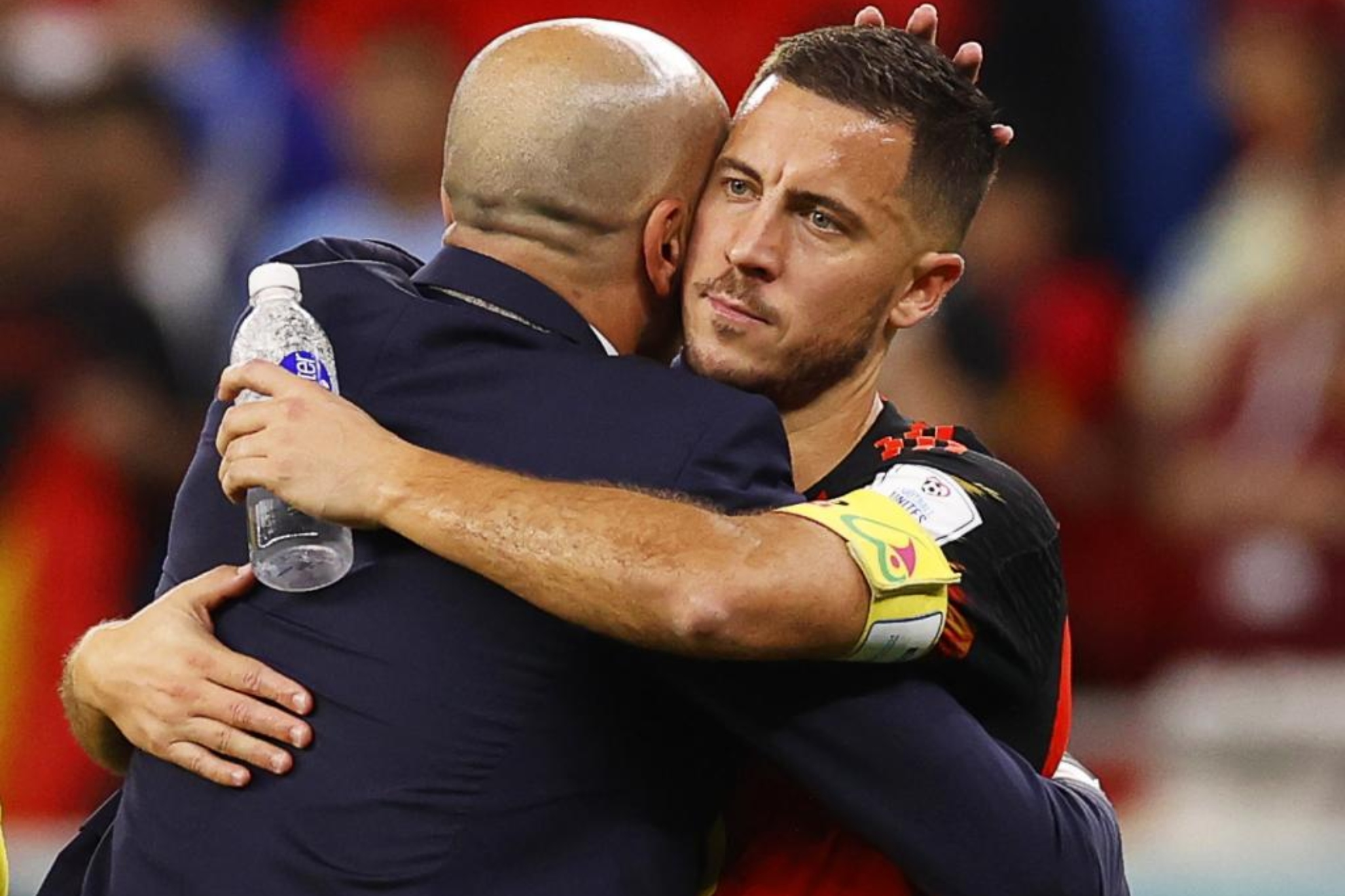 Hazard se abraza a Roberto Martínez tras la eliminación de Bélgica en Qatar 2022.