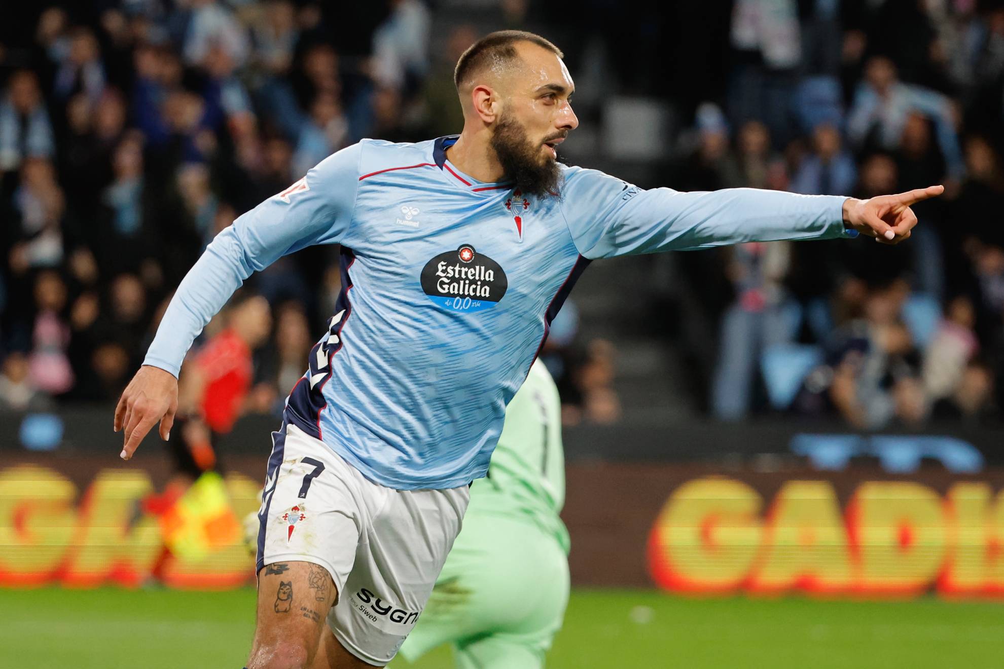 Borja Iglesias celebra su gol ante el Real Madrid.