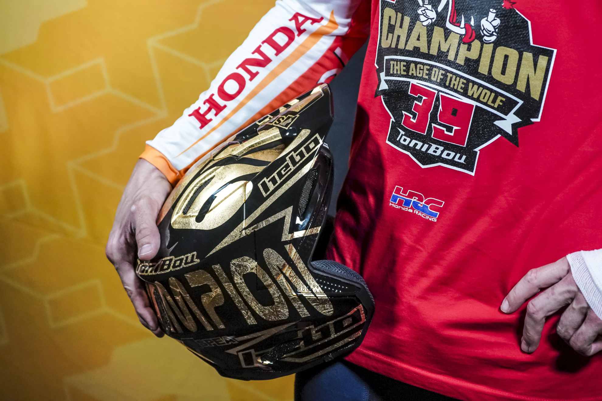 Toni Bou, con su casco dorada que conmemora su 20º título indoor.