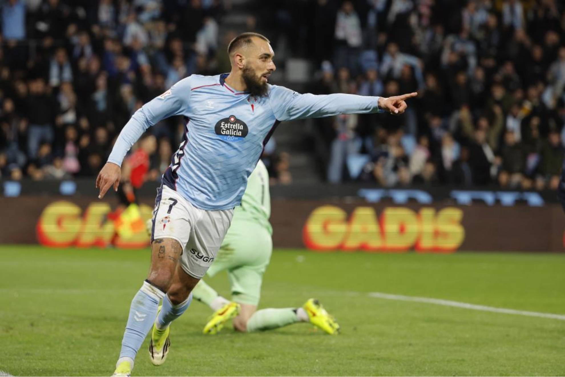 Borja Iglesias celebra su gol frente al Real Madrid