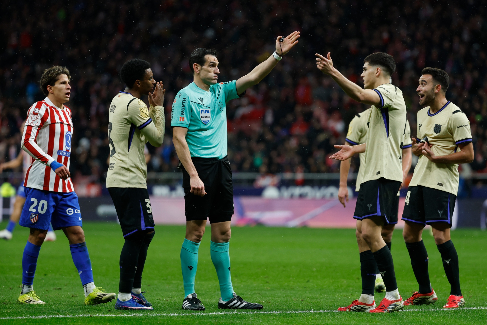 Martínez Munuera en el partido de Copa entre Atlético y Barça.