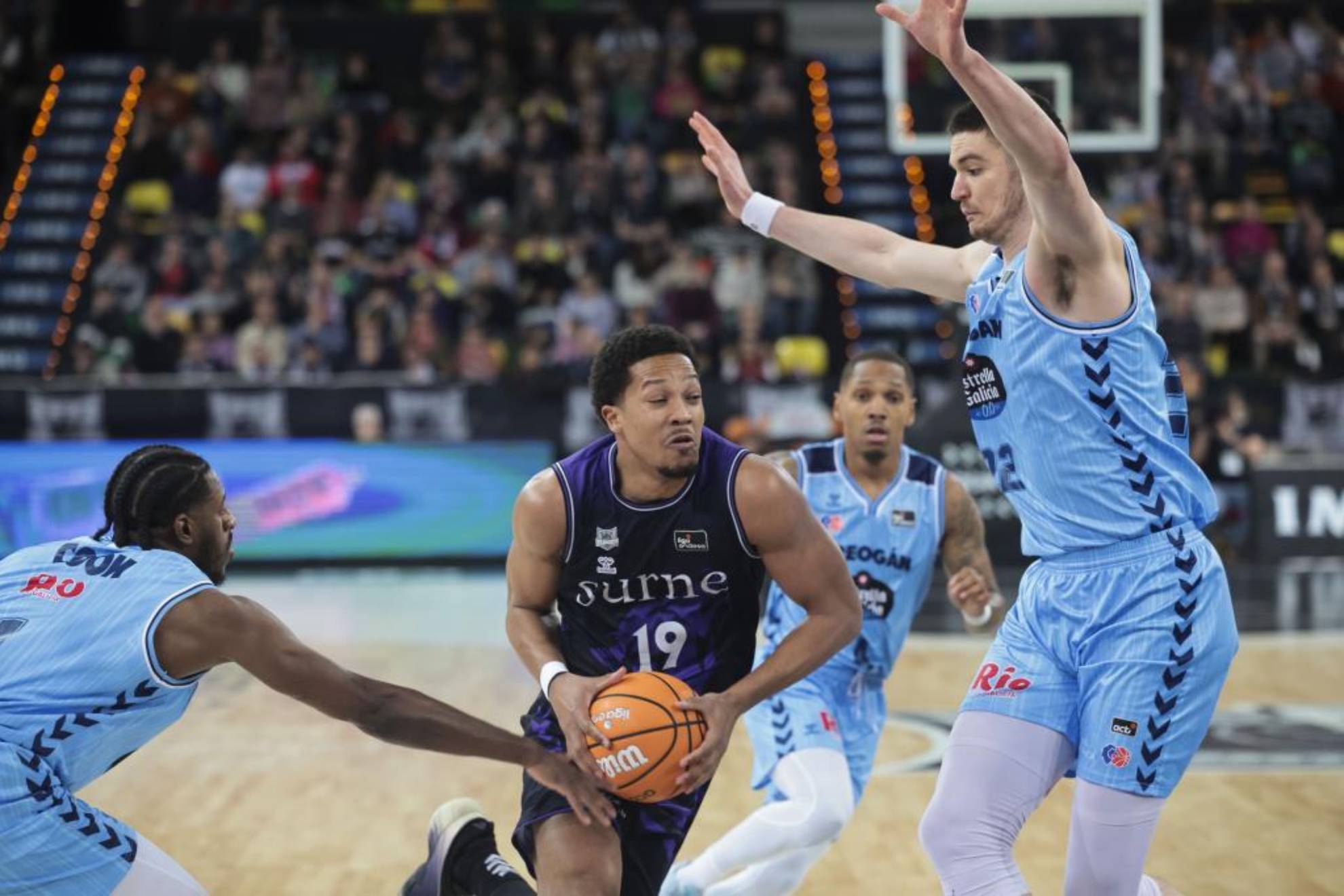 Melvin Pantzar inicia una entrada a canasta.