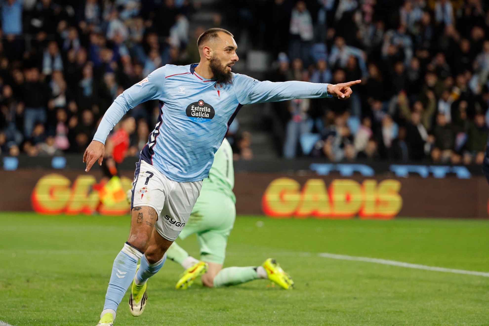 Borja Iglesias celebrando un gol con el Celta de Vigo.