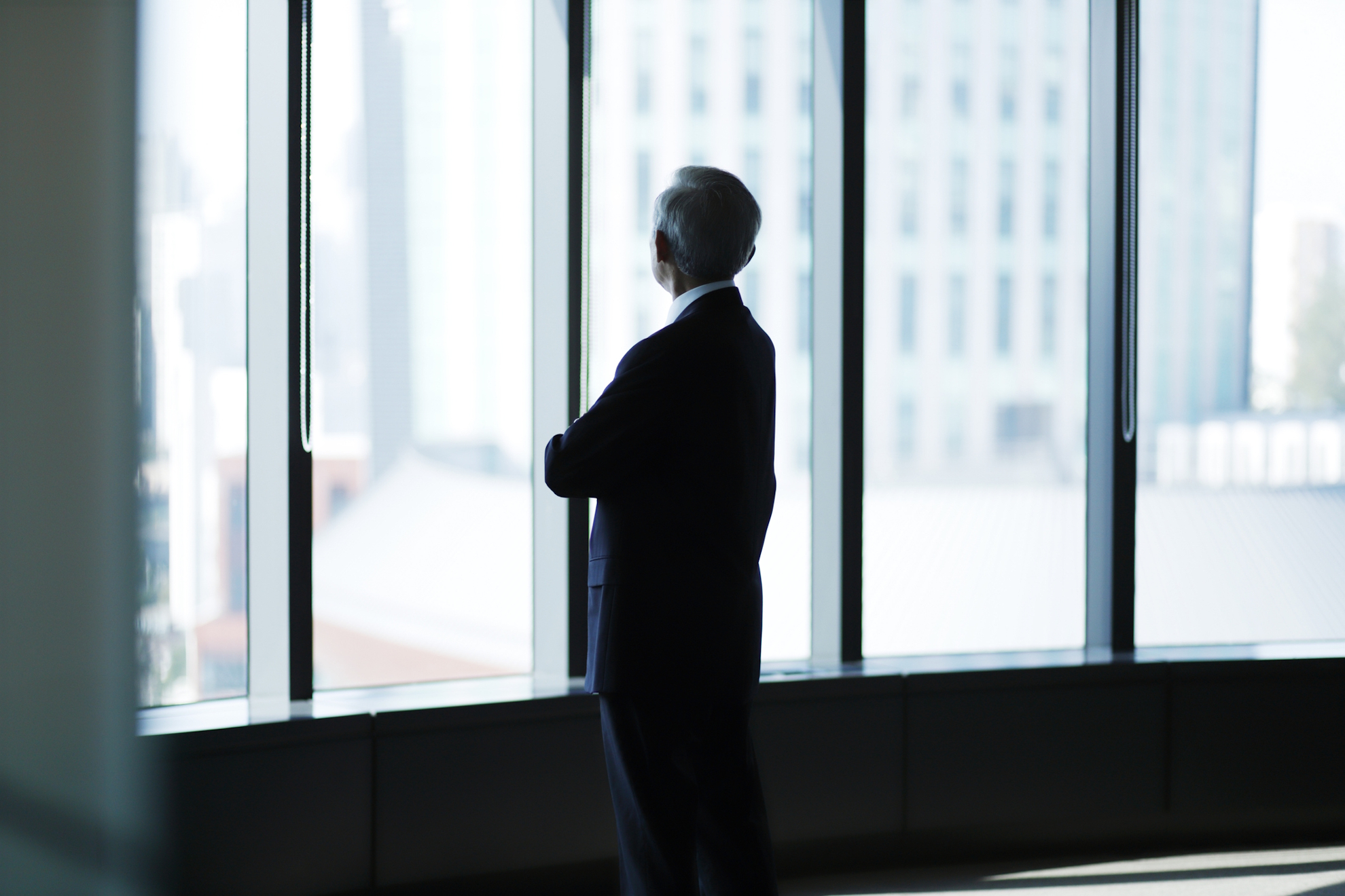 Un empleado japonés mira por la ventaja de su empresa.