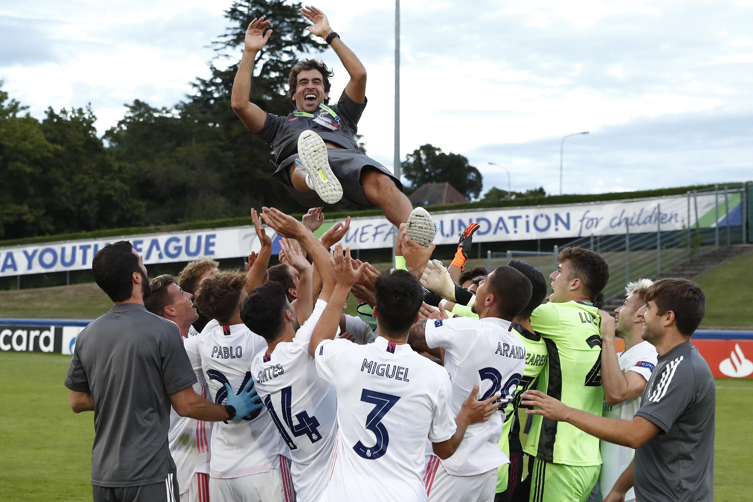 Raúl, manteado tras ganar la Youth League en 2020.