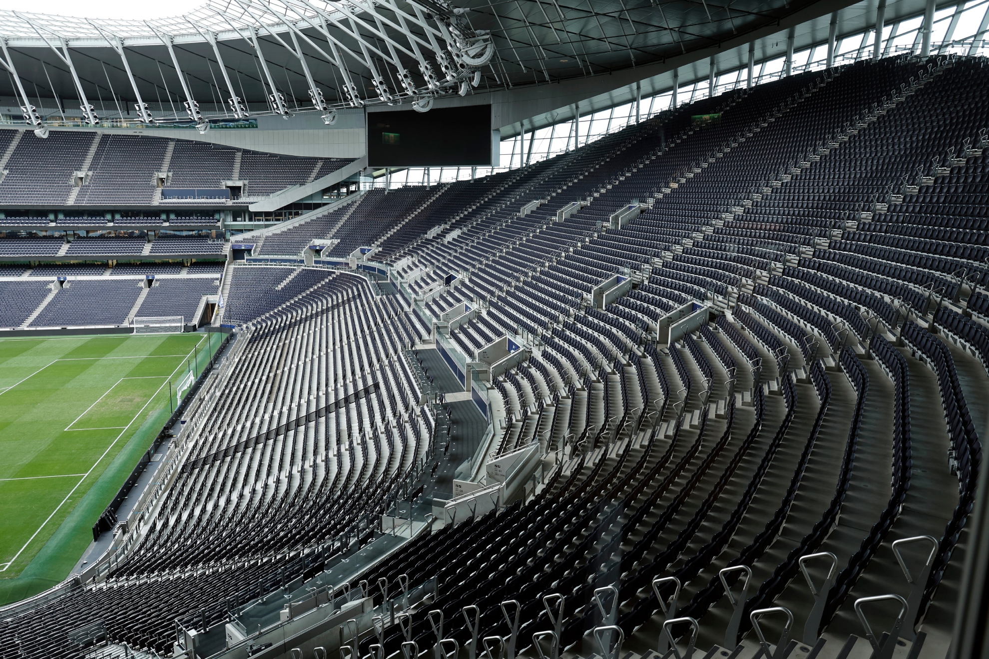EL FONDO DEL ESTADIO, LA GRADA MÁS GRANDE DE INGLATERRA.