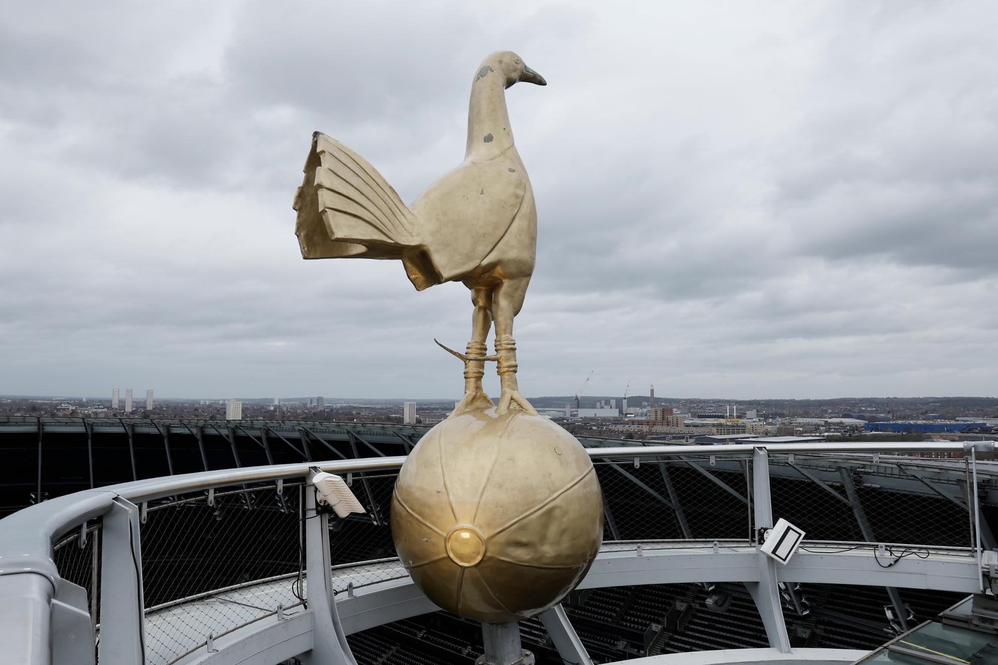 PLATAFORMA QUE RODEA EL ACCESO AL GALLO.