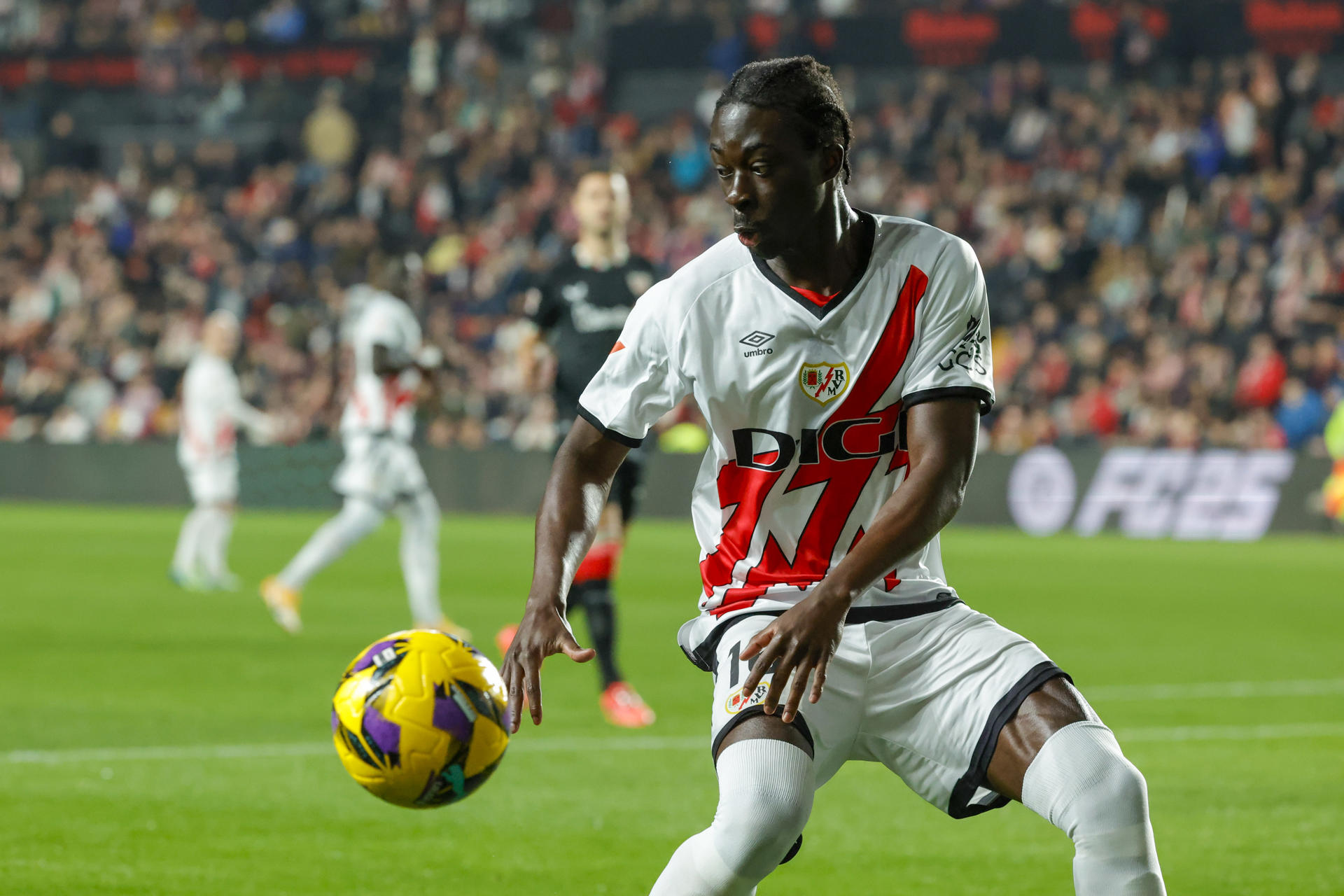 El defensa del Rayo Abdul Mumin, en el estadio de Vallecas, en Madrid en foto de archivo de Zipi. EFE (EPA) EFE