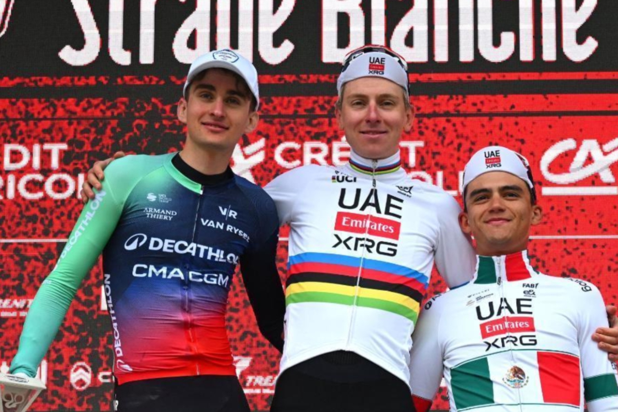 El podio de Strade, con Seixas, Pogacar y Del Toro.