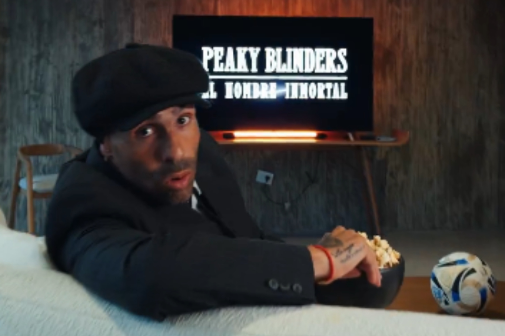 Carlos Tévez, en el 'spot' promocional de 'Peaky Blinders: El Hombre Inmortal' en Netflix.
