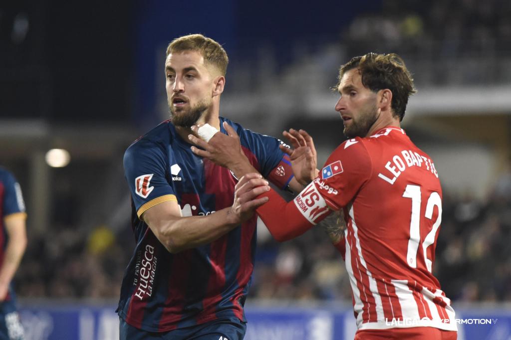 Pulido, del Huesca, en el partido contra el Almería.