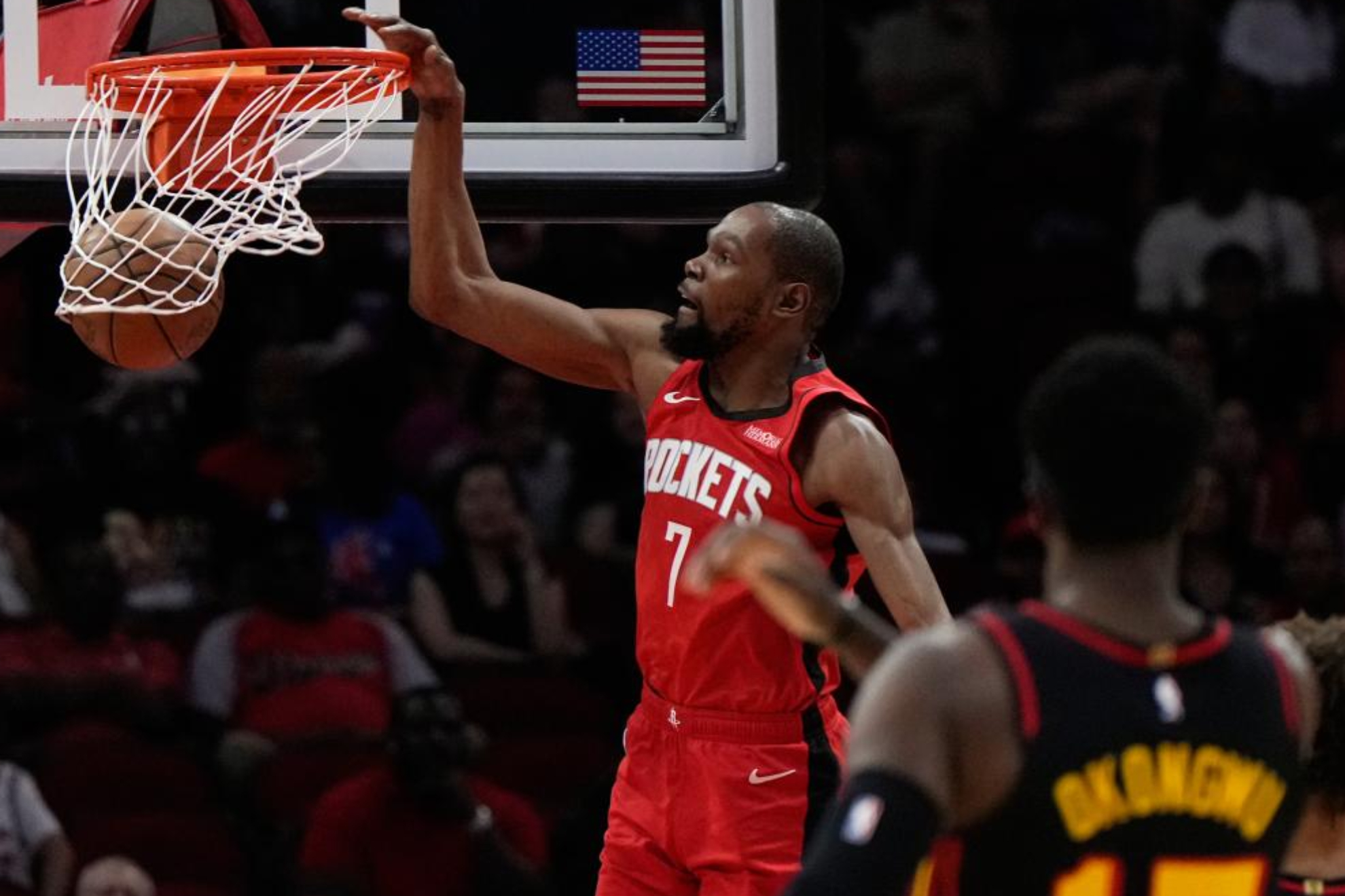 Kevin Durant hace un mate en el partido ante los Hawks.
