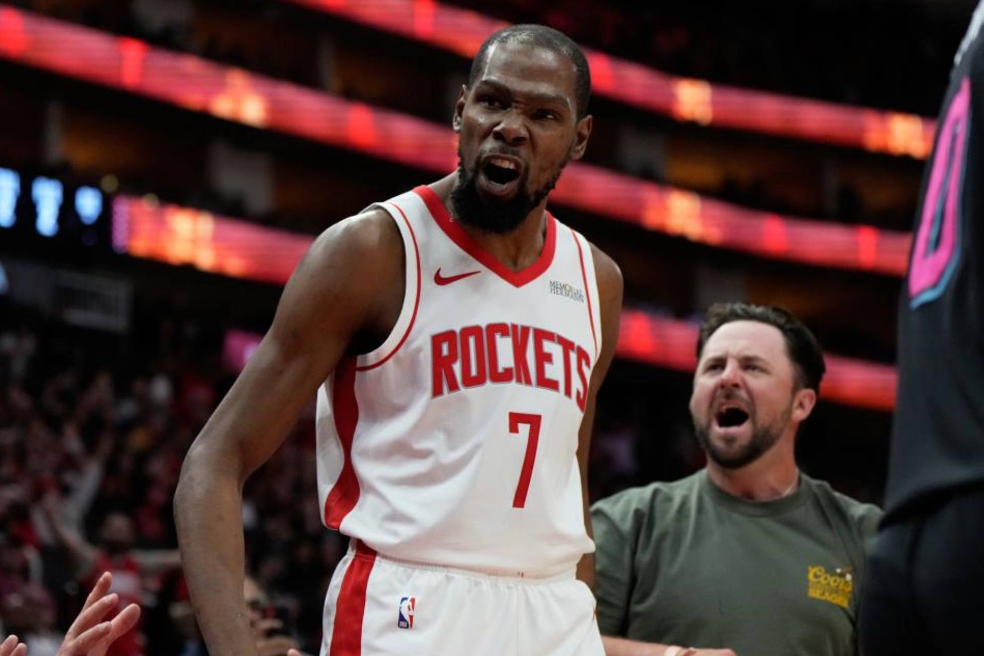 La canasta con la que Kevin Durant supera la anotación de Jordan.