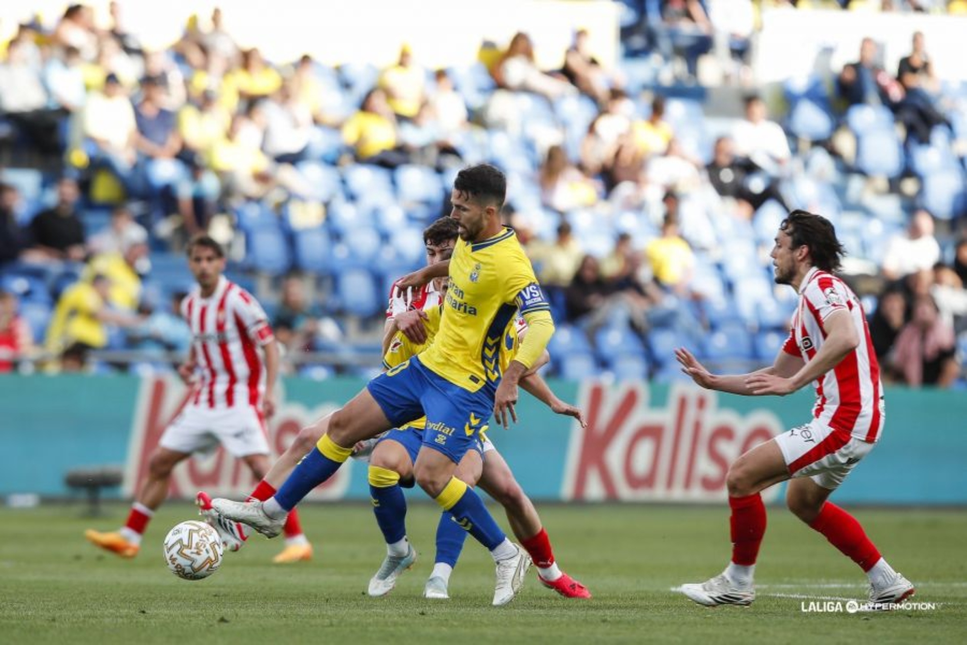 Kirian, con el balón en un lance del partido.