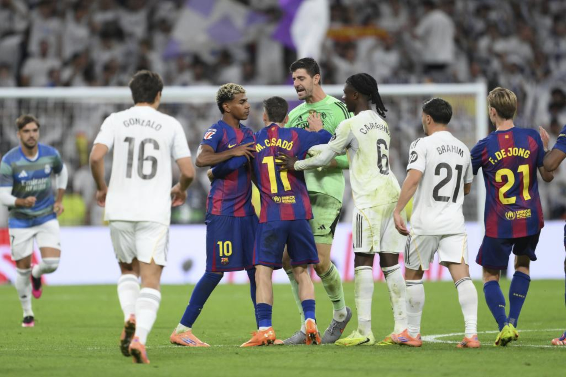 Los jugadores de Real Madrid y Barcelona en un Clásico