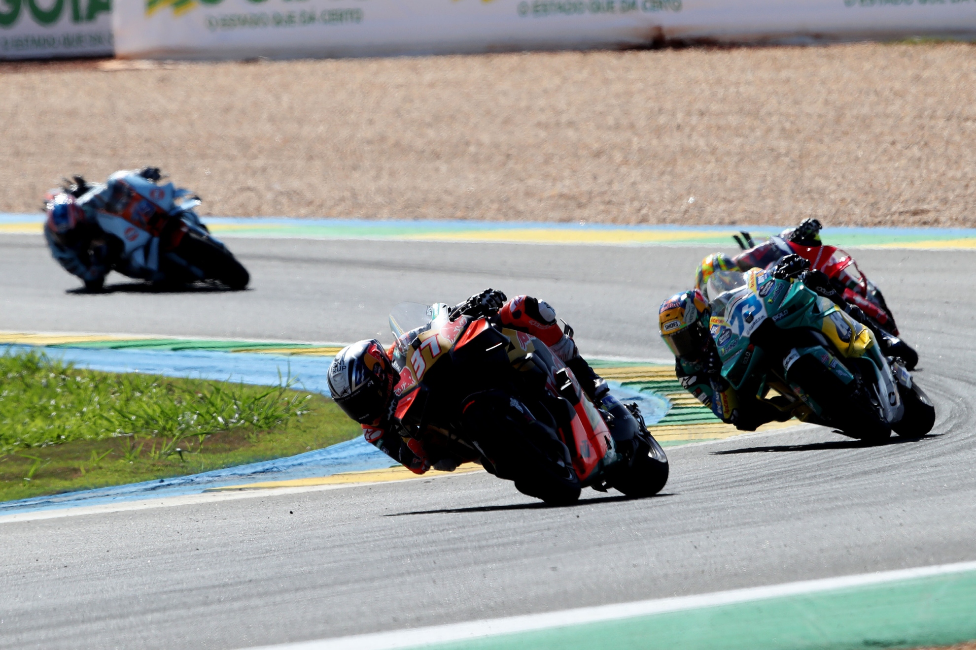 Acosta, delante de Álex Márquez.