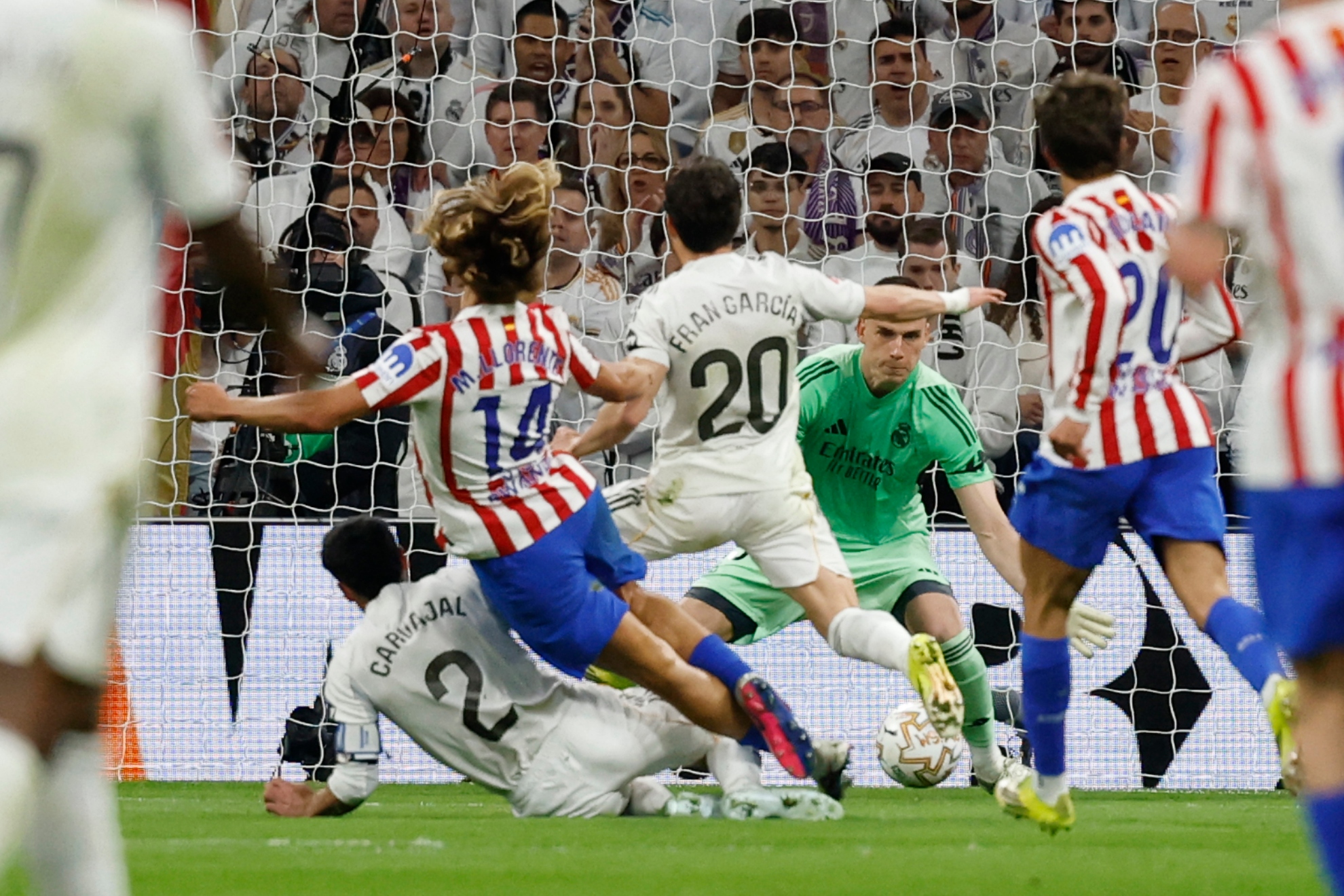 La entrada de Carvajal sobre Llorente durante el derbi.