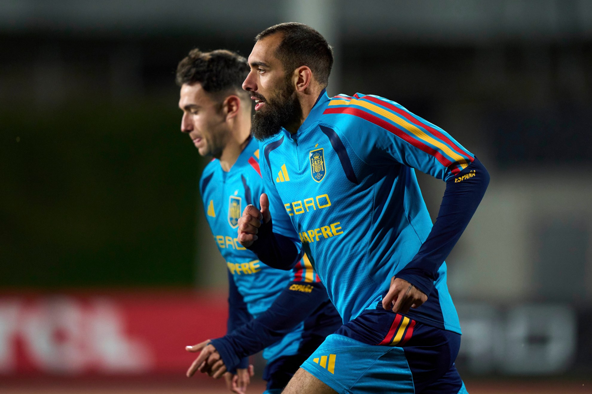 Borja Iglesias y Martín Zubimendi, durante un entrenamiento de la selección.