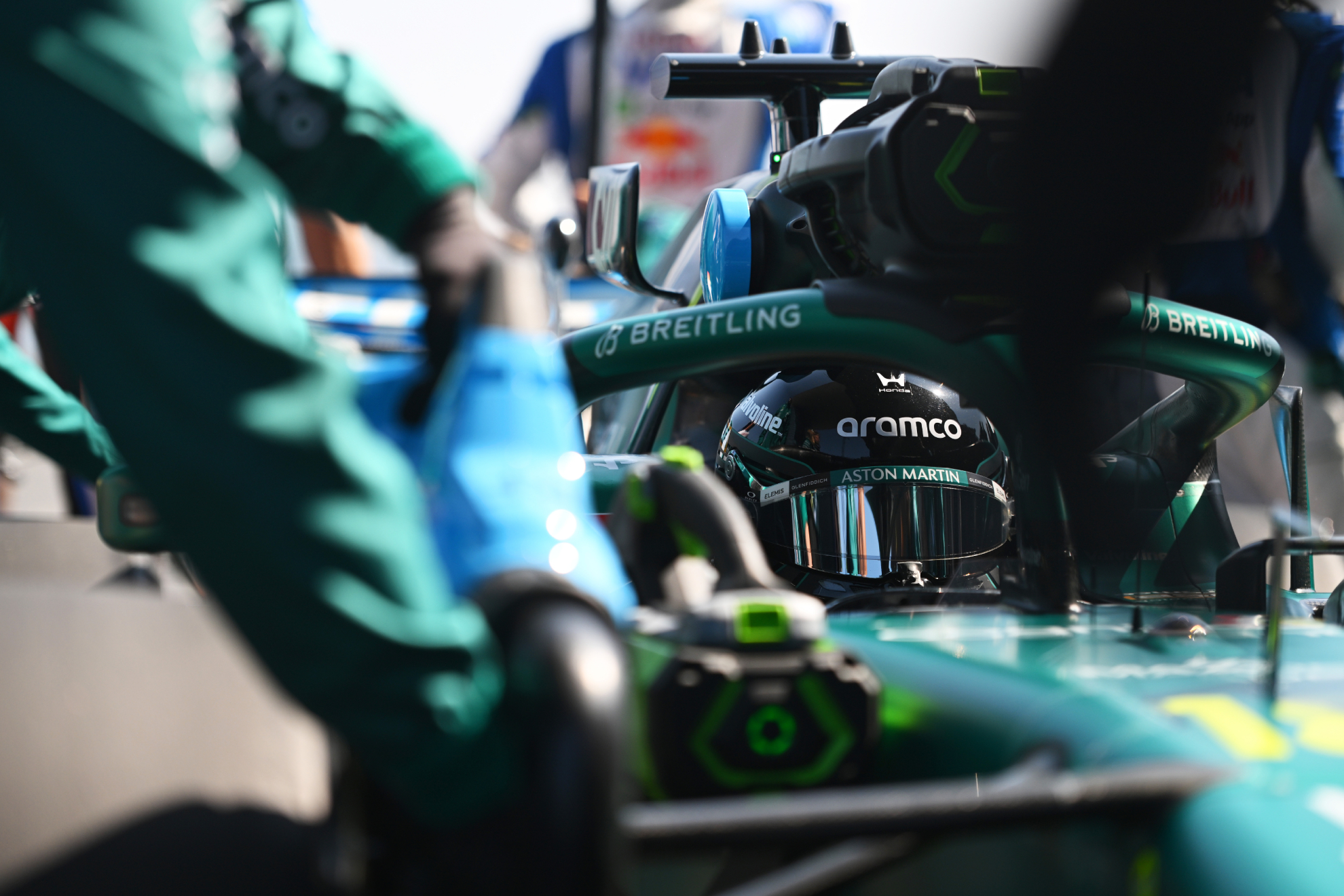 Camina por el interior del Aston Martin.