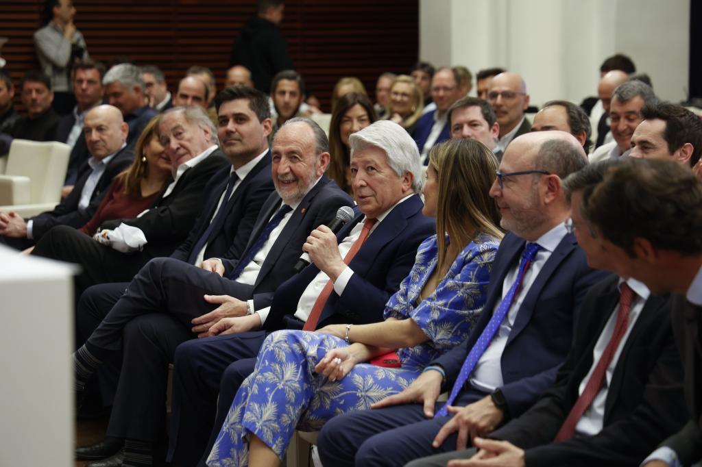 Enrique Cerezo tomando la palabra en el acto.