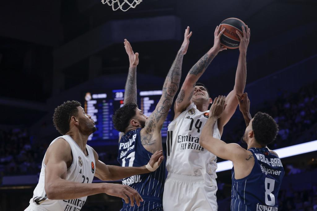 Vincent Poirier defends a drive to the basket by Gaby Deck.