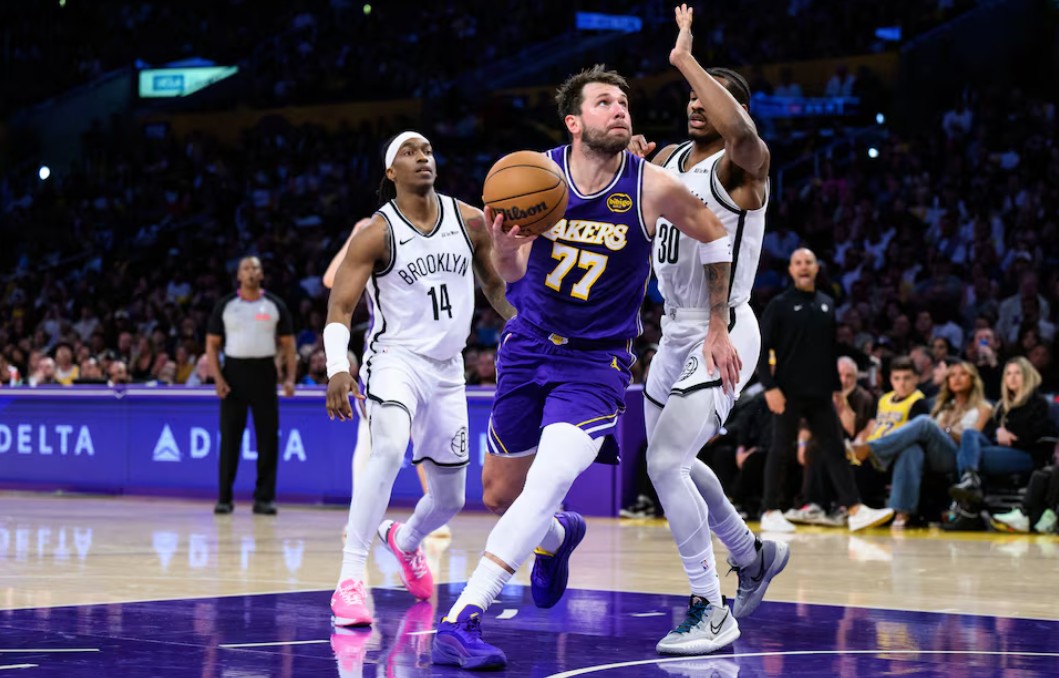 Doncic convierte una acción de tiro en el partido de esta madrugada.