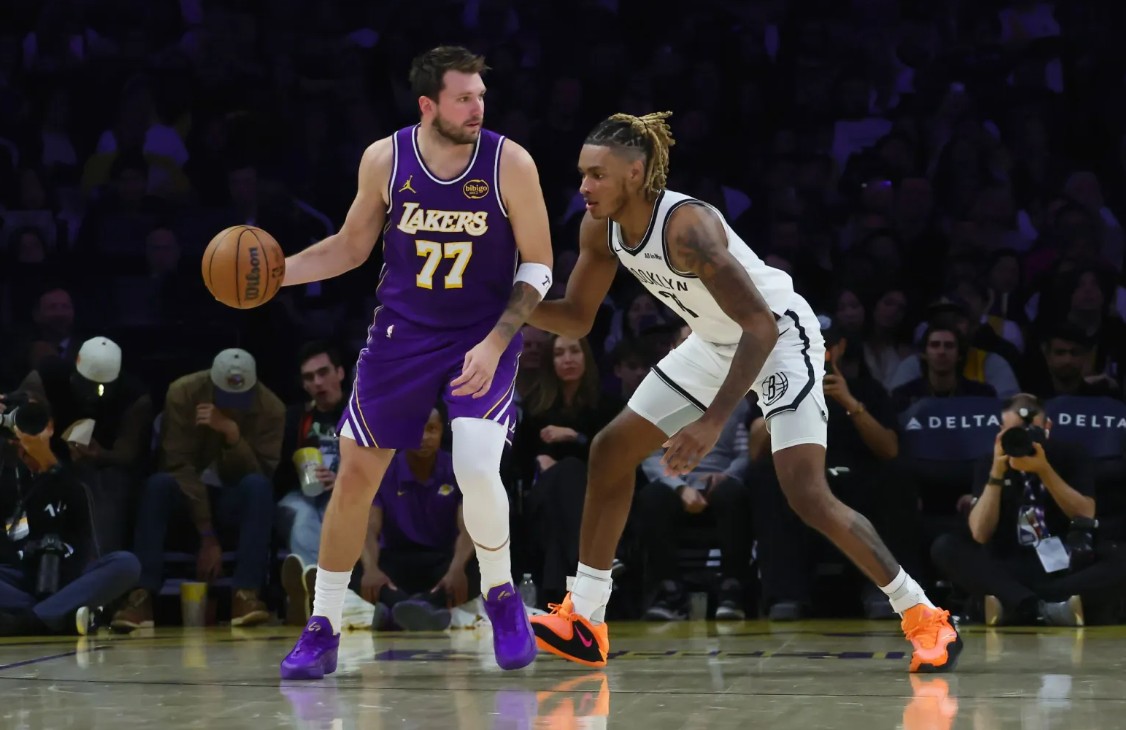 Doncic intenta postear en el partido de anoche.