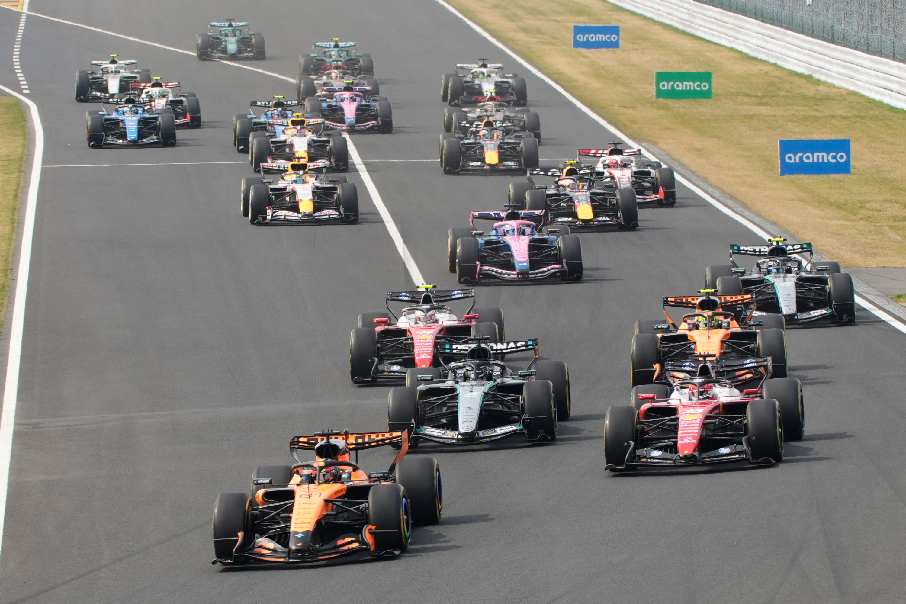 El piloto australiano de McLaren, Oscar Piastri, lidera el grupo al inicio del Gran Premio de Japón de Fórmula Uno en Suzuka, centro de Japón, el domingo 29 de marzo de 2026. (Foto AP/Eugene Hoshiko)