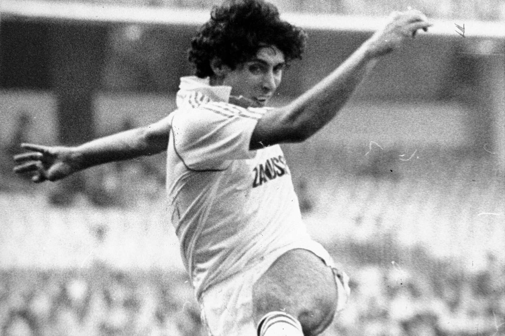 Juliá remata durante un partido en el Bernabéu.